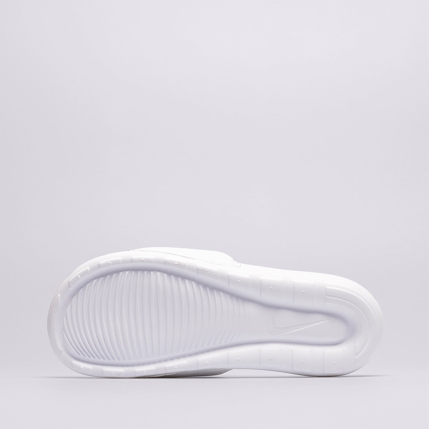 Мъжки чехли и сандали NIKE VICTORI ONE SLIDE  cn9675-100 цвят бял