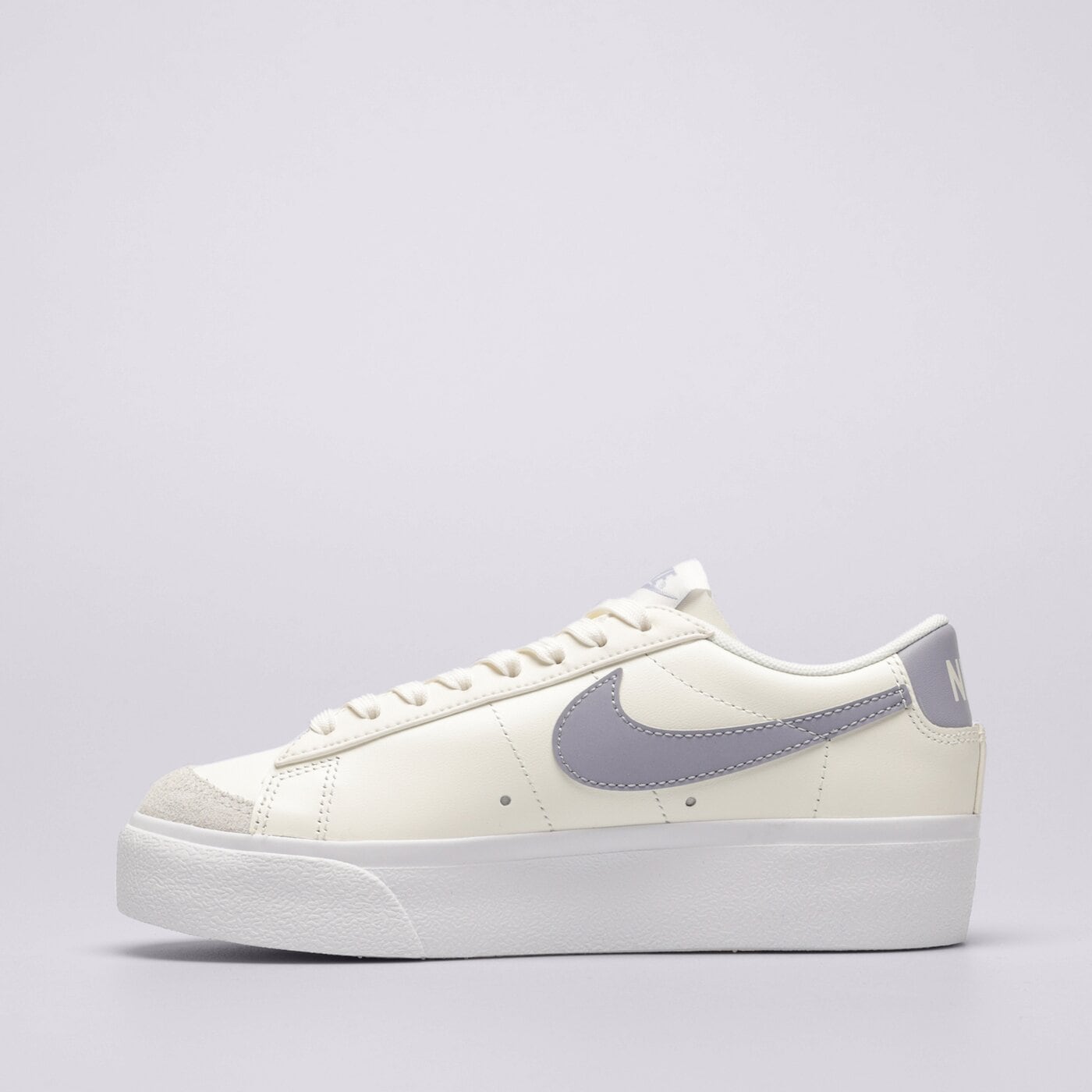 Дамски маратонки NIKE W BLAZER LOW PLATFORM dj0292-110 цвят бял