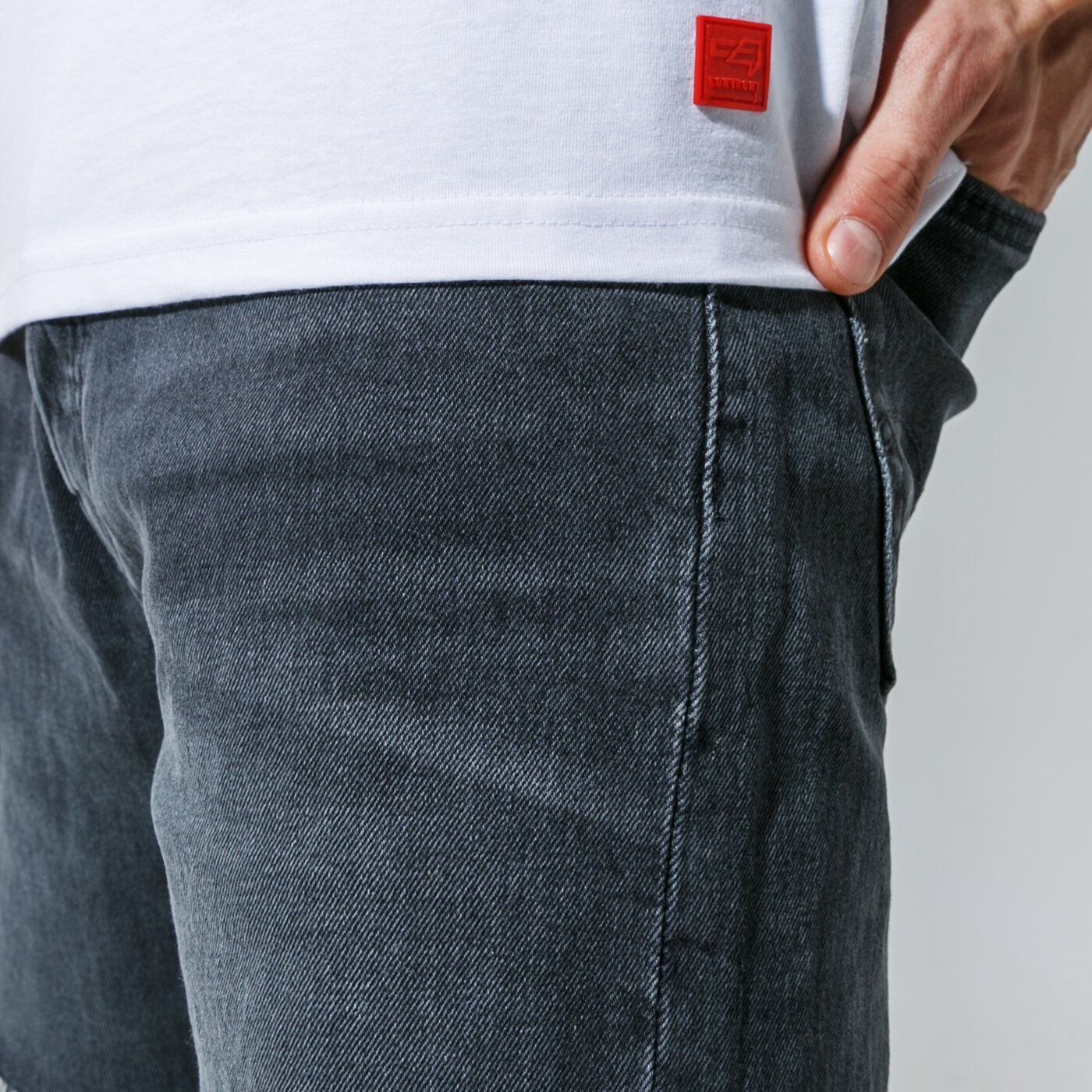 Мъжка тениска CONFRONT ТЕНИСКА SMALL LOGO TEE WHITE cf121tsm48001 цвят бял