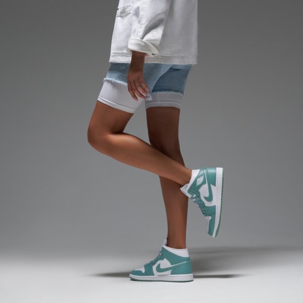 Дамски маратонки WMNS AIR JORDAN 1 MID bq6472-138 цвят бял