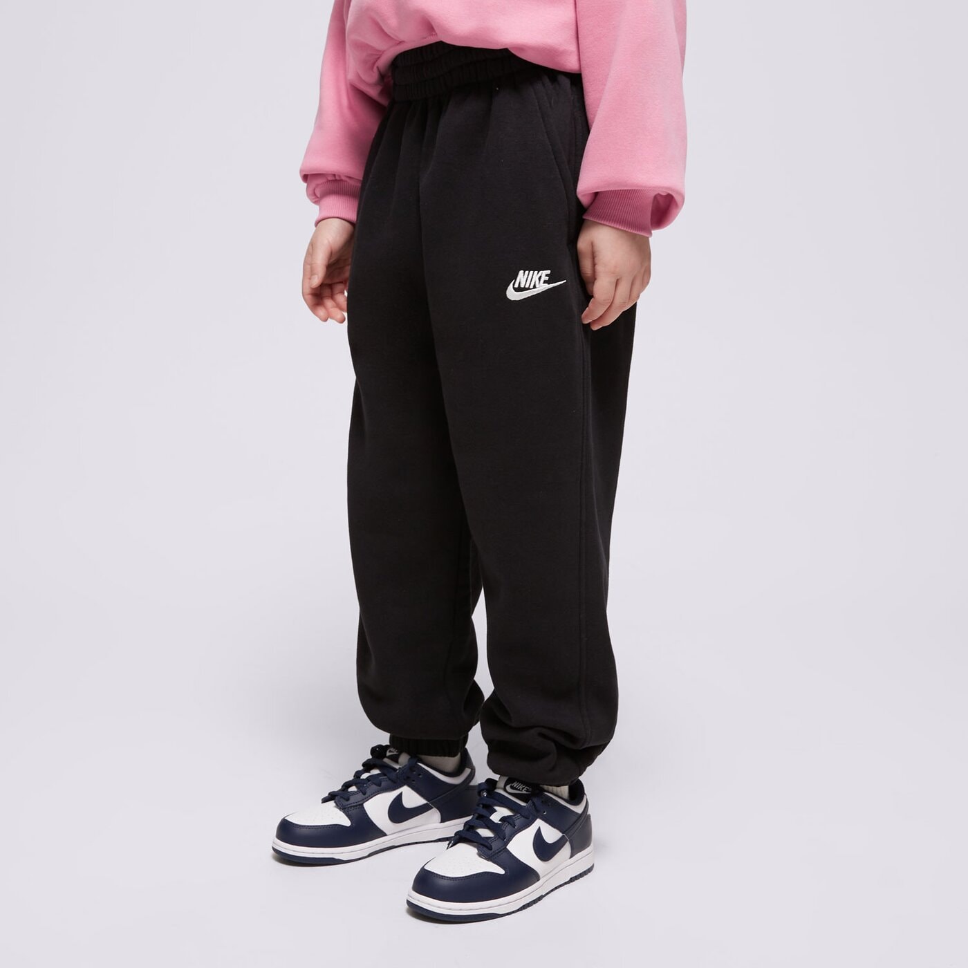 Детски панталони NIKE ПАНТАЛОНИ G NSW CLUB FLC LOOSE PANT LBR GIRL fd2933-010 цвят черен
