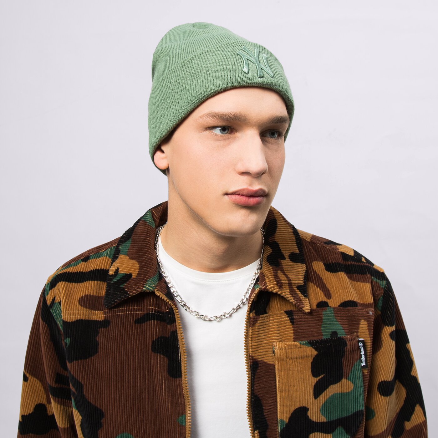 Дамска зимна шапка NEW ERA ШАПКА WMNS LE BEANIE NYY KHA NEW YORK YANKEES JDEJDE 60285081 цвят зелен