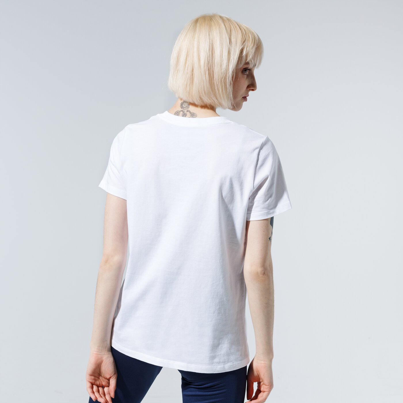 Дамска тениска CONVERSE ТЕНИСКА WMN NOVA CENTER FRONT LOGO TEE 10018268-a04 цвят бял