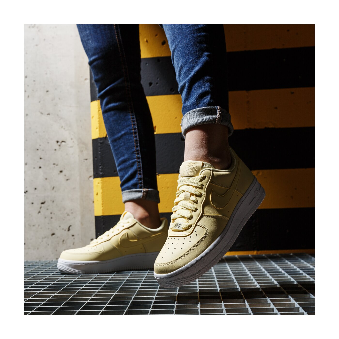 Дамски маратонки NIKE WMNS AIR FORCE 1 '07 ESS ao2132-701 цвят жълт