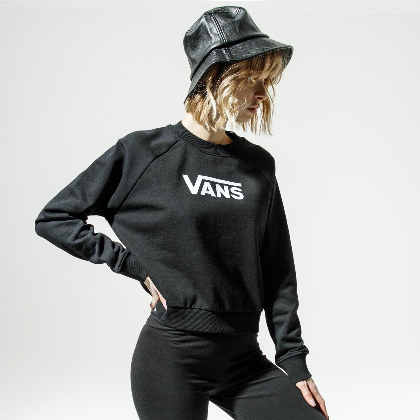 Дамски суичър VANS СУИТЧЪР WM FLYING V FT BOXY CREW BLACK vn0a47thblk1 цвят черен