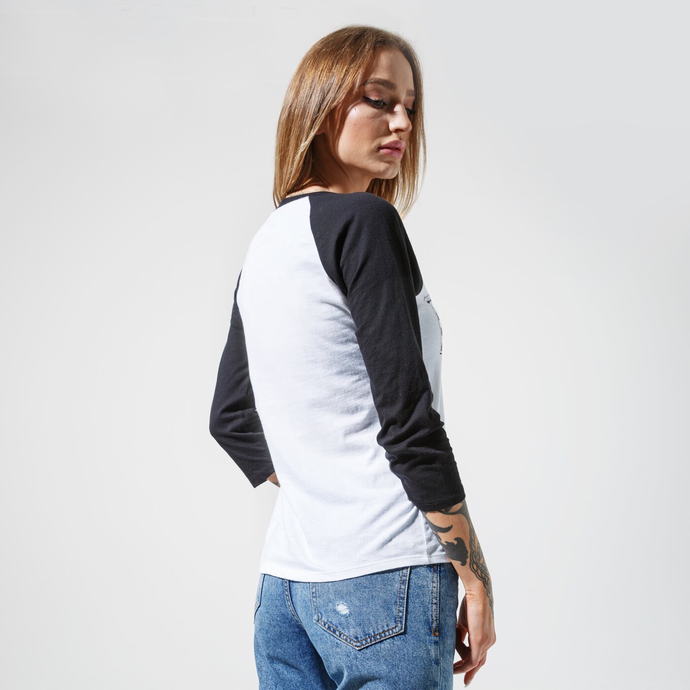 Дамска тениска VANS ТЕНИСКА VANS X THE SIMPSONS FAMILY RAGLAN vn0a4v47zzz цвят бял