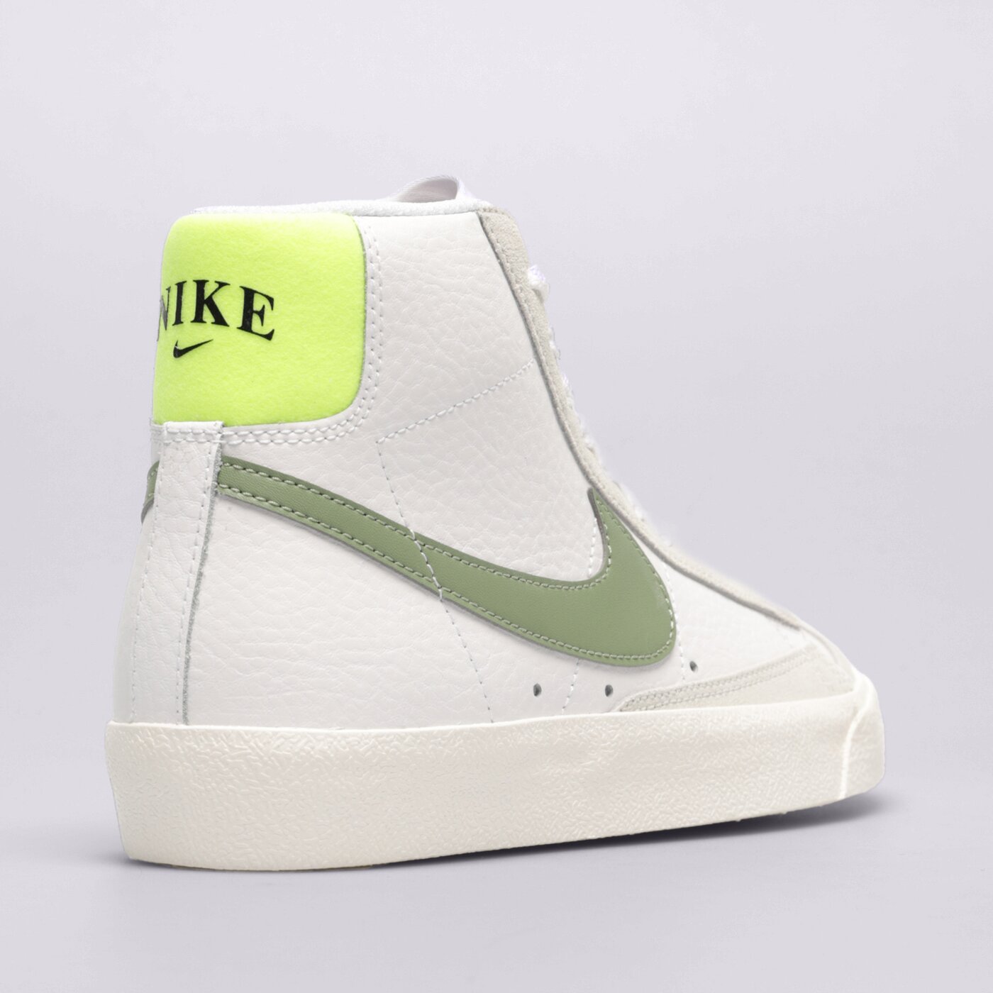 Дамски маратонки NIKE WMNS BLAZER MID '77  fj4740-100 цвят бял