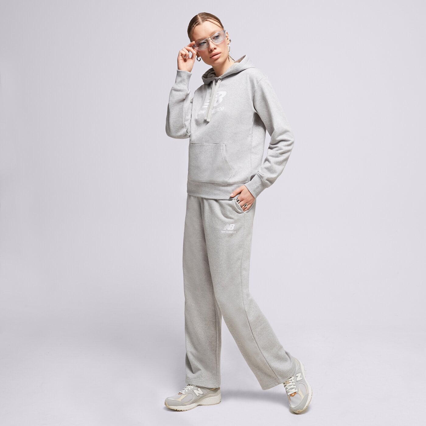 Дамски суичър NEW BALANCE СУИТЧЪР С КАЧУЛКА NB ESSENTIALS wt31533ag цвят сив