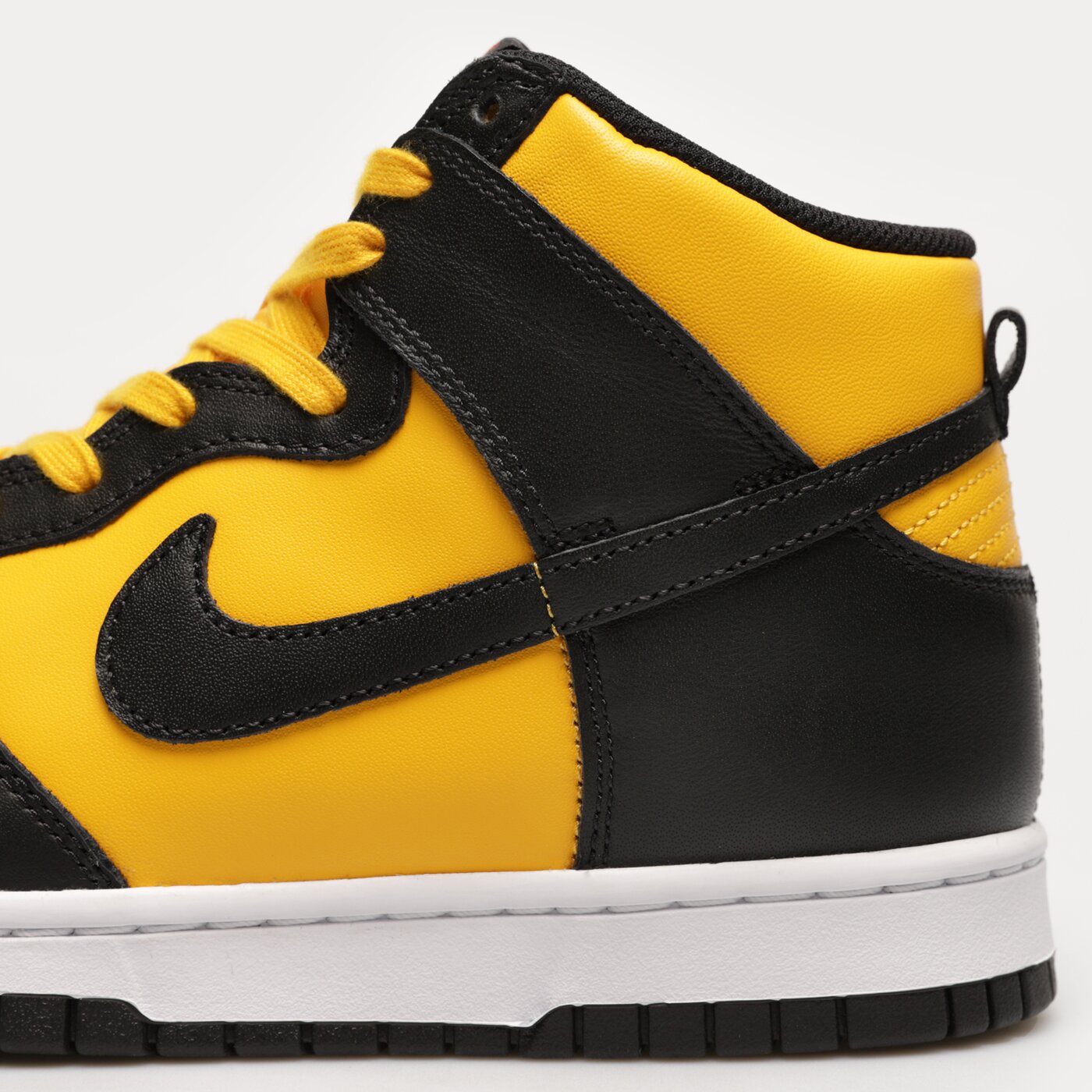 Мъжки маратонки NIKE DUNK HIGH RETRO dd1399-700 цвят жълт