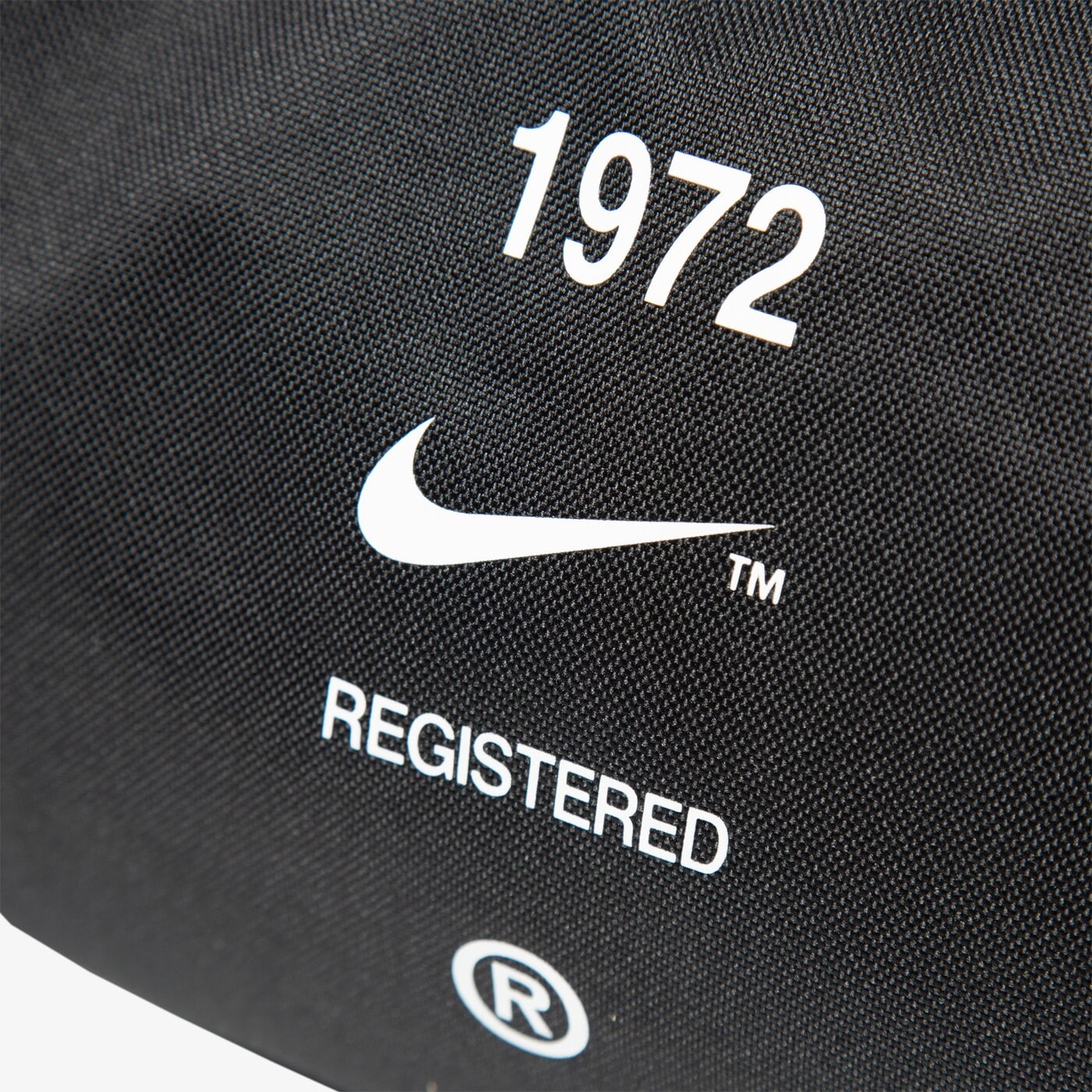 Дамски сак NIKE ЧАНТА NK HERITAGE DUFF - SWOOSH dj7379-010 цвят черен