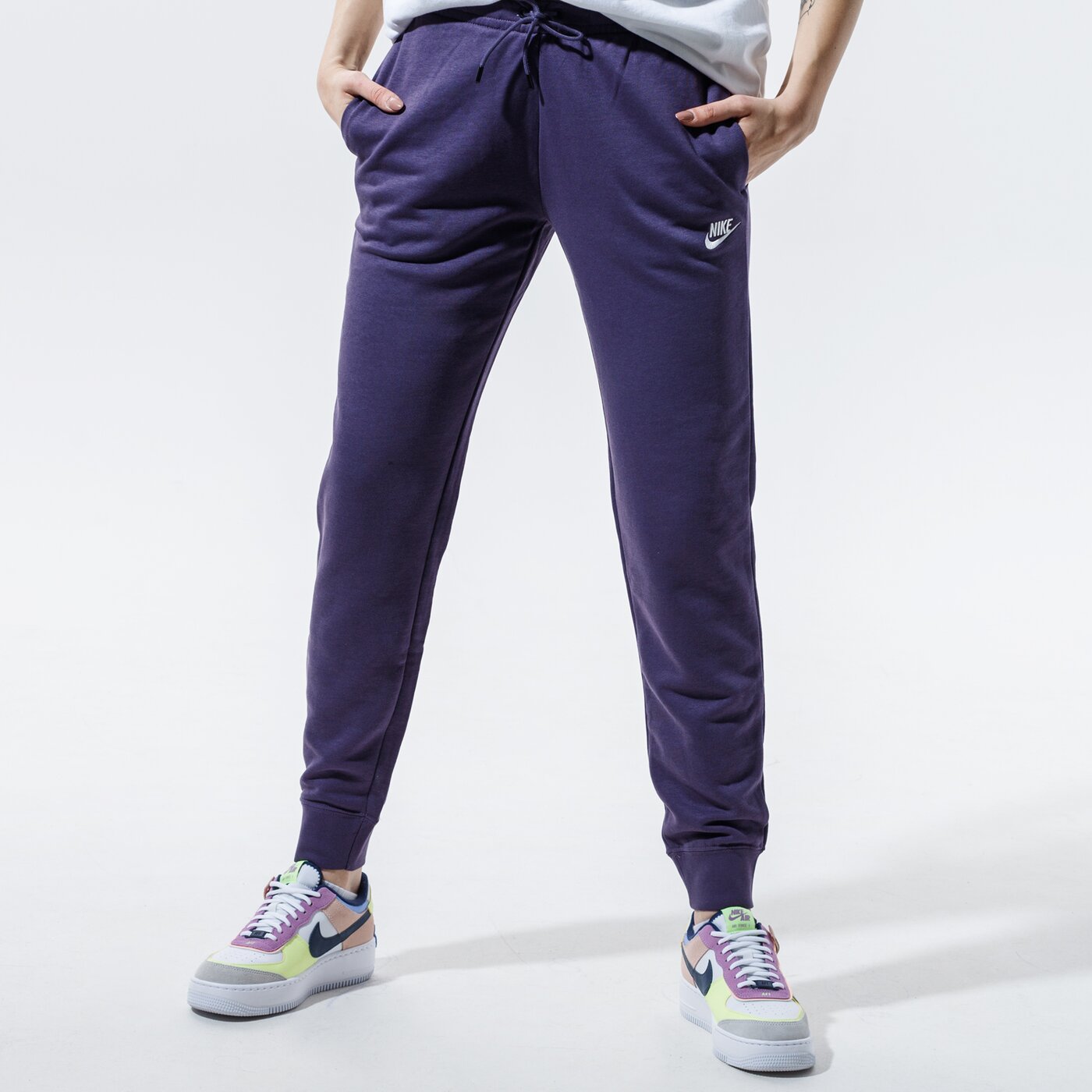 Дамски панталони NIKE ПАНТАЛОНИ SPORTSWEAR ESSENTIAL bv4095-574 цвят виолетов