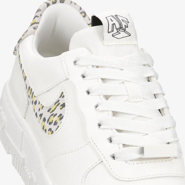 Дамски маратонки NIKE W AF1 PIXEL SE dh9632-101 цвят бежов
