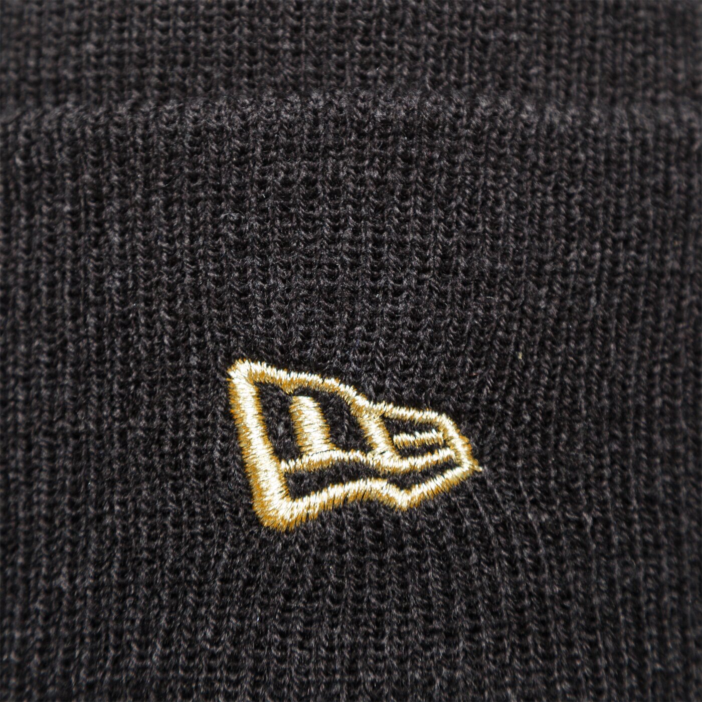 Дамска зимна шапка NEW ERA ЗИМНА ШАПКА ESS KNIT NEYYAN BLKGLD 12711130 цвят черен