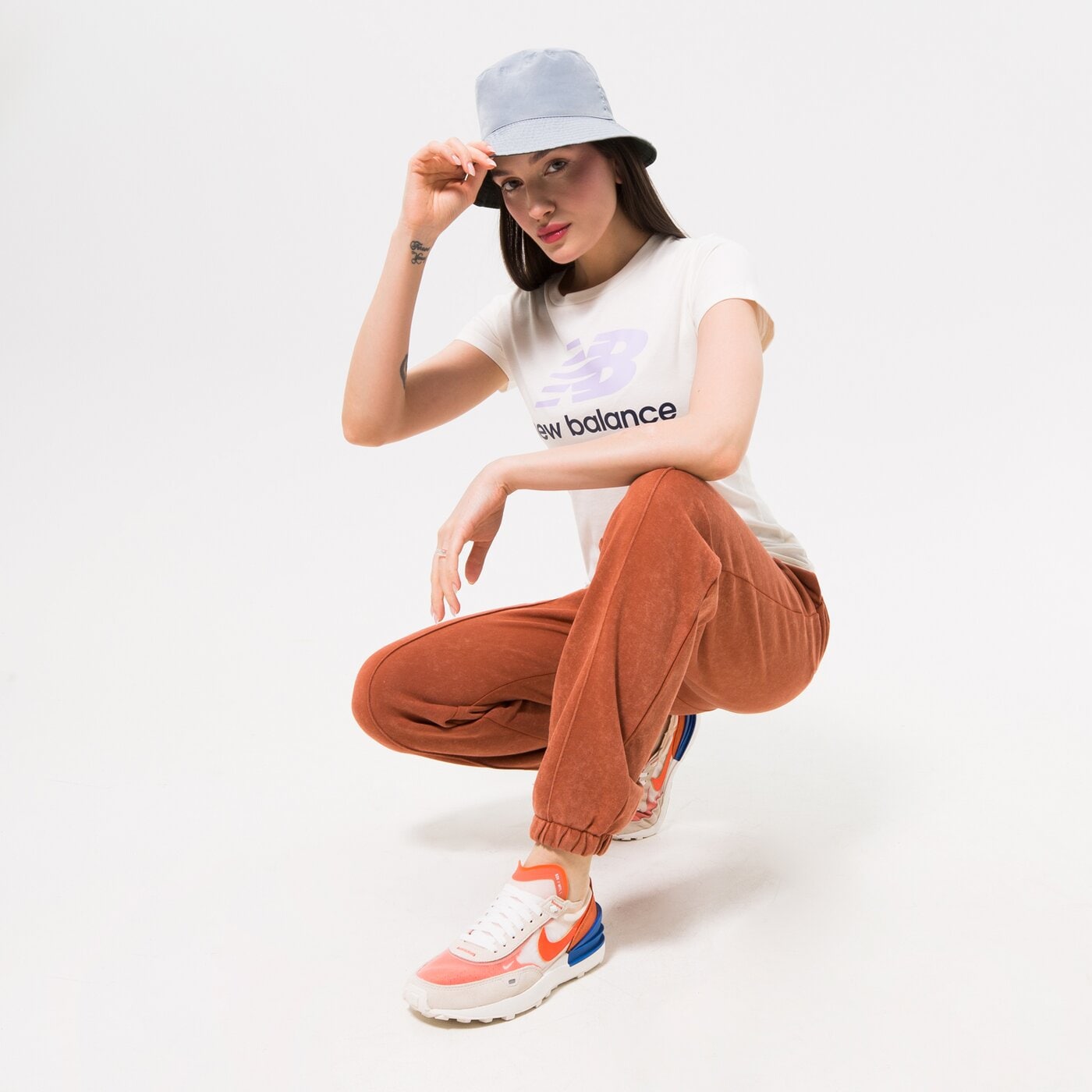 Дамска тениска NEW BALANCE ТЕНИСКА NB ESSENTIALS STACKED LOGO TEE wt91546mlt цвят бял