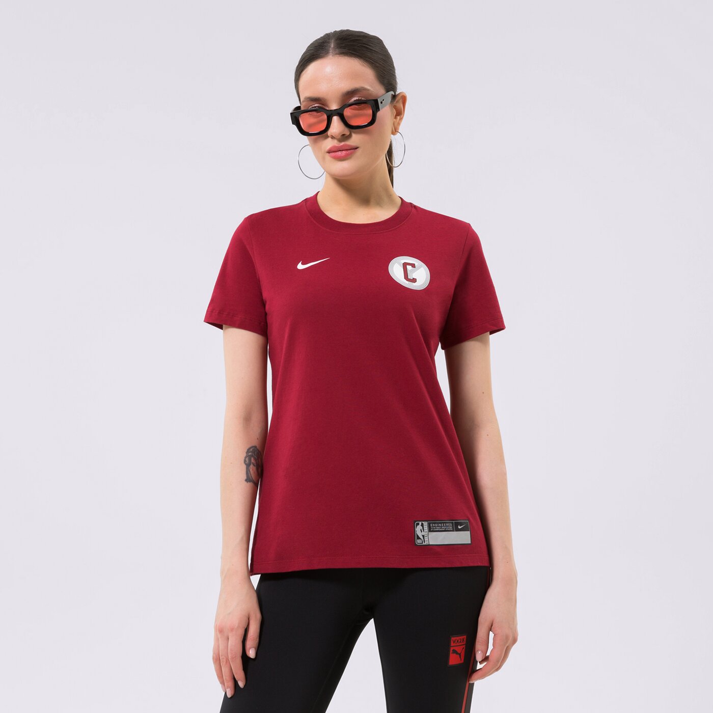 Дамска тениска NIKE ТЕНИСКА CHI W NK ES CE CREW TEE NBA dv6407-698 цвят бордо