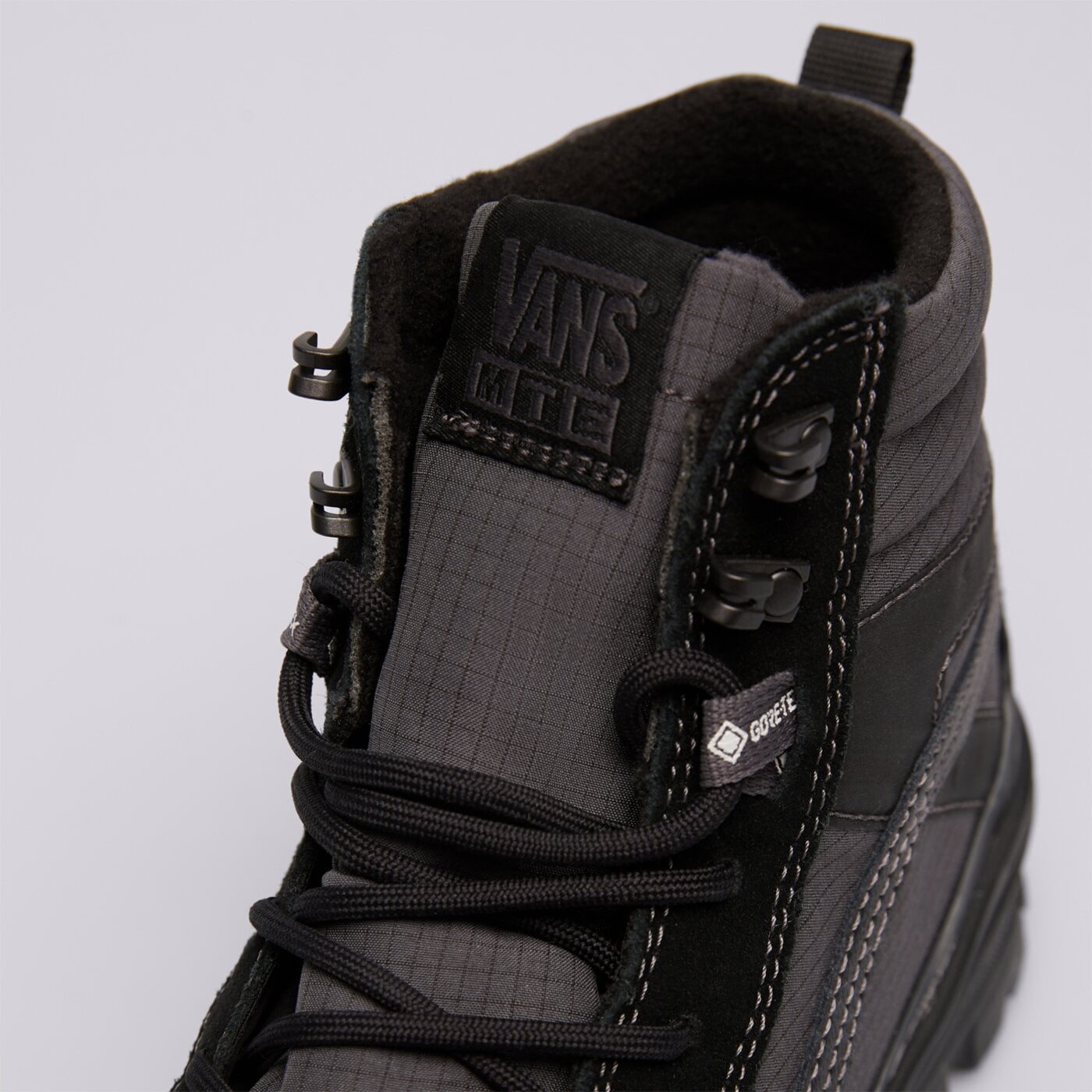 Мъжки зимни обувки VANS MTE SK8-HI GORE-TEX INSULATED vn000darbka1 цвят черен