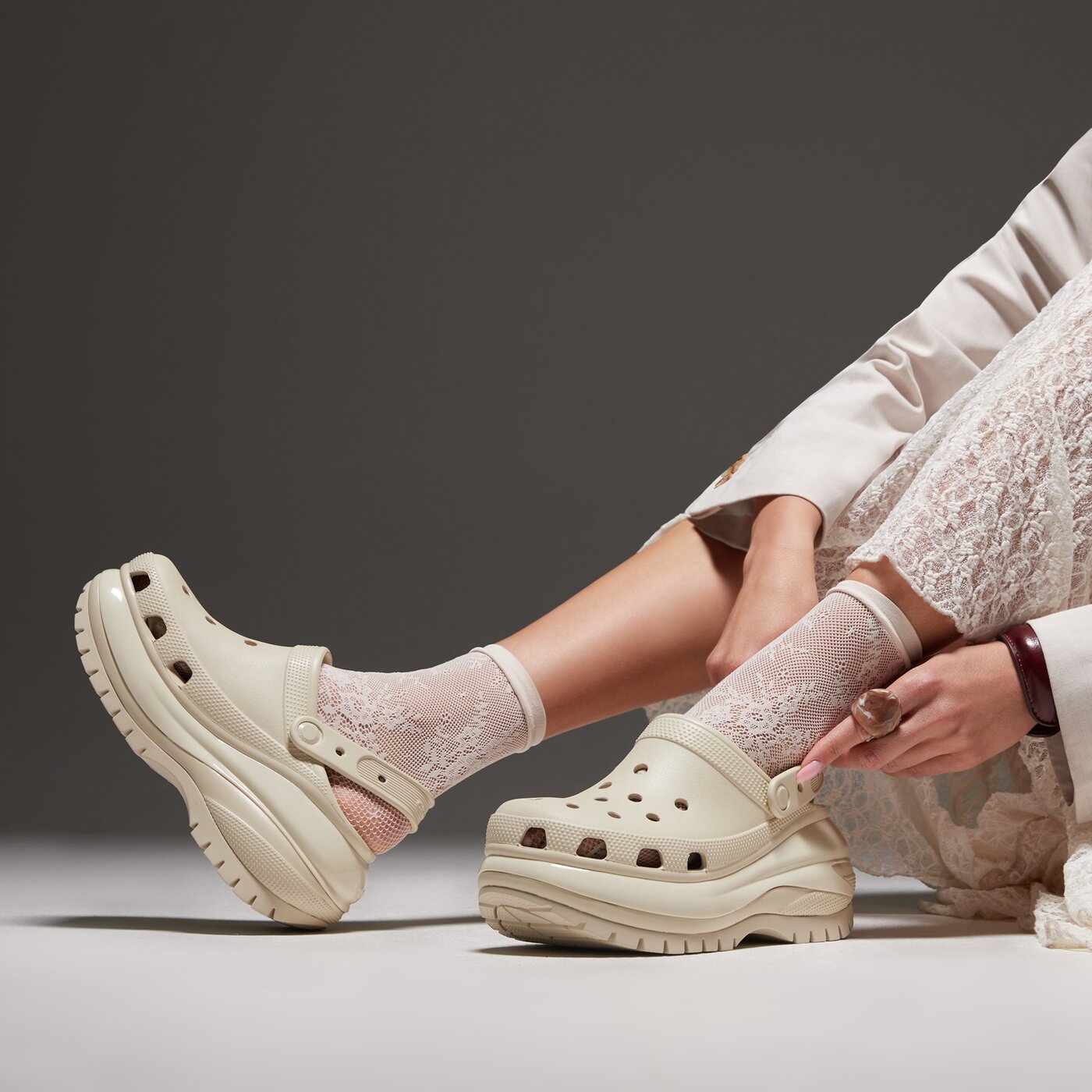 Дамски чехли и сандали CROCS CLASSIC MEGA CRUSH CLOG 2079882y2 цвят бежов