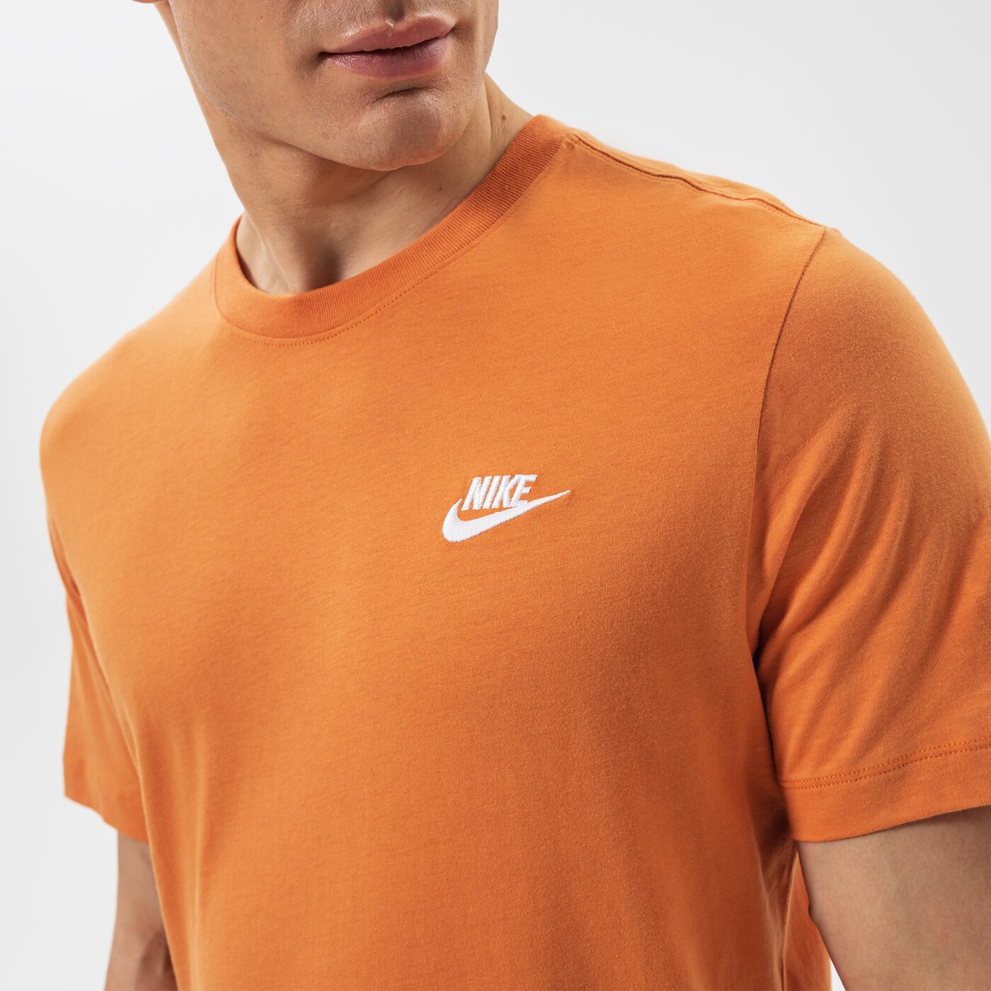 Мъжка тениска NIKE ТЕНИСКА NIKE SPORTSWEAR CLUB ar4997-808 цвят оранжев