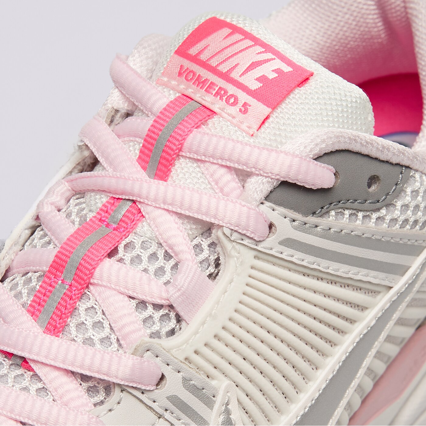 Дамски маратонки NIKE W ZOOM VOMERO 5 GCEL CN  fn3695-001 цвят розов