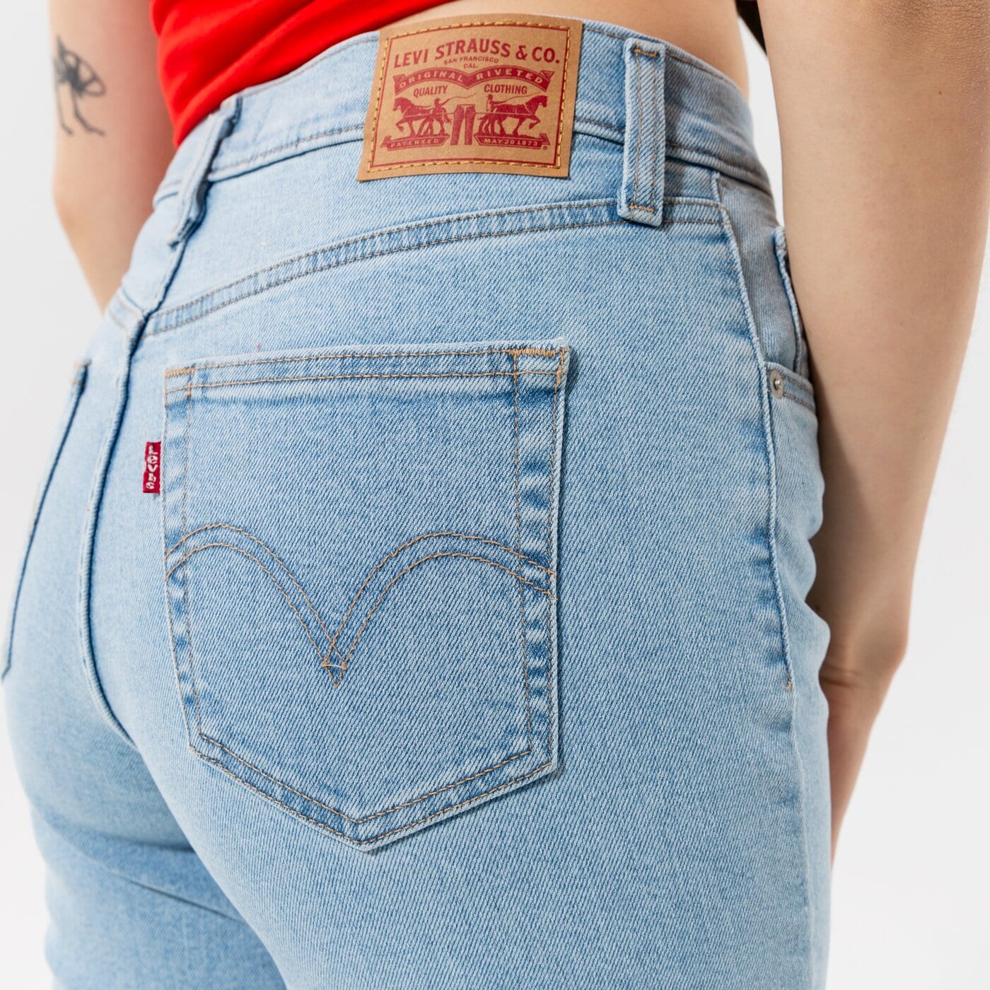 Дамски панталони LEVI'S ПАНТАЛОНИ HIGH WAISTED MOM JEAN 26986-0007 цвят син