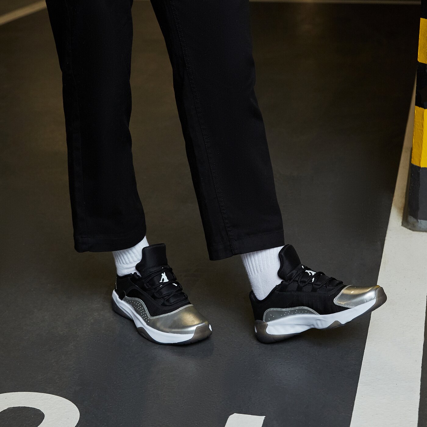 Дамски маратонки WMNS AIR JORDAN 11 CMFT LOW  dv2629-001 цвят черен