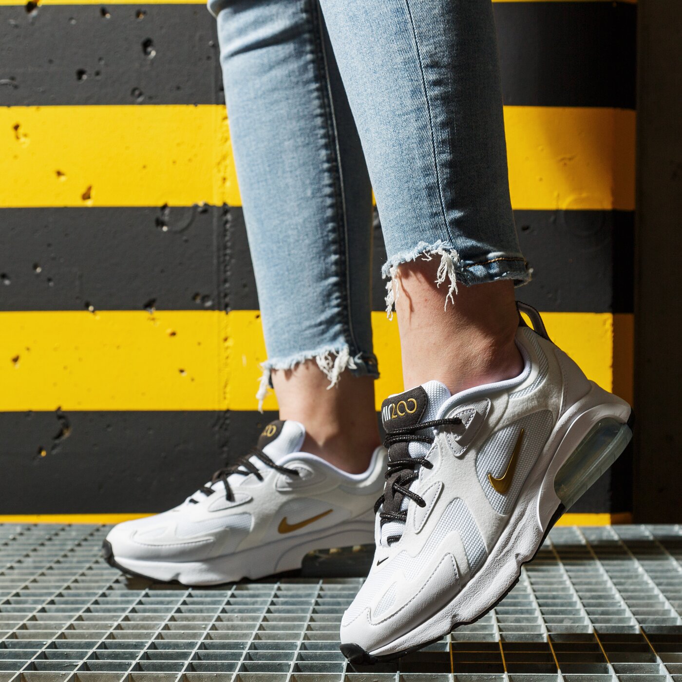 Дамски маратонки NIKE AIR MAX 200 at6175-102 цвят бял