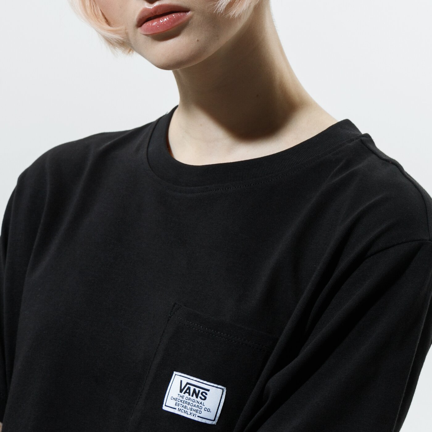 Дамска тениска VANS ТЕНИСКА WM WOVEN PATCH POCKET BLACK vn0a5i8fblk1 цвят черен