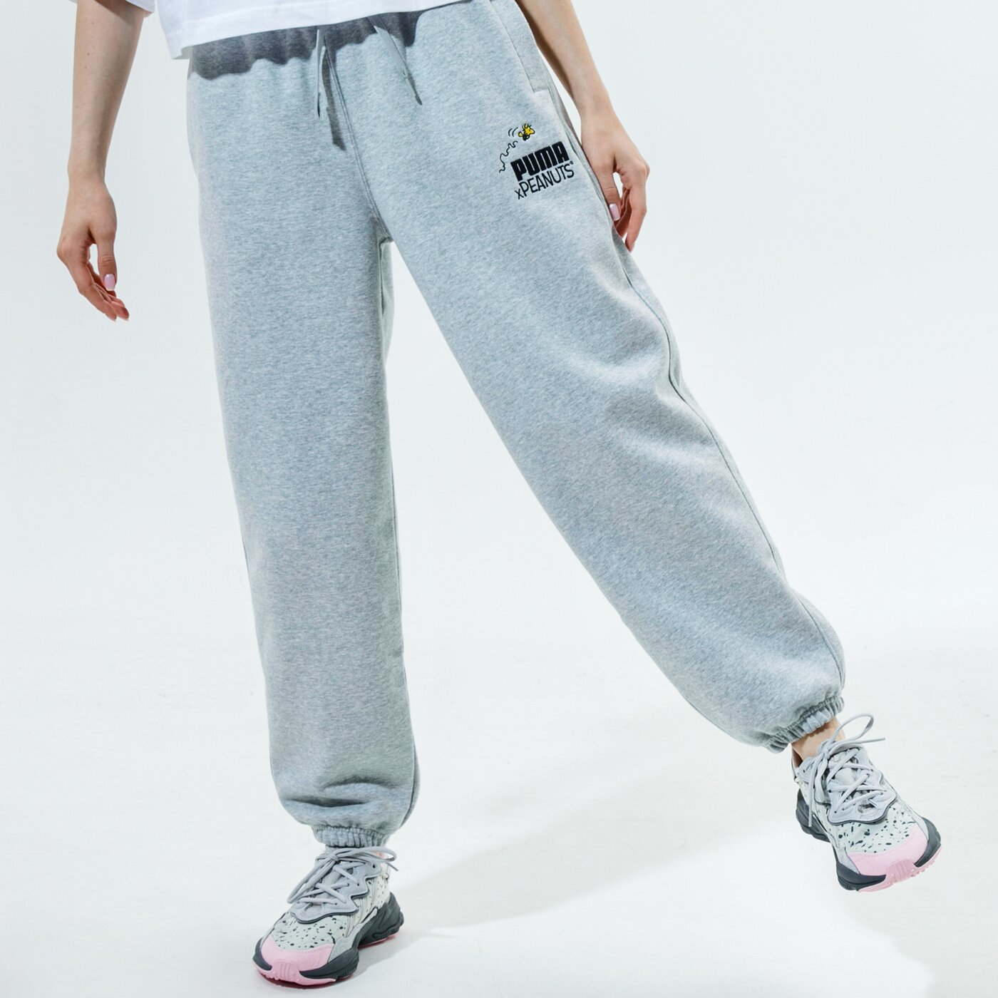 Дамски панталони PUMA ПАНТАЛОНИ PUMA X PEANUTS W SWEATPANTS 53116004 цвят сив