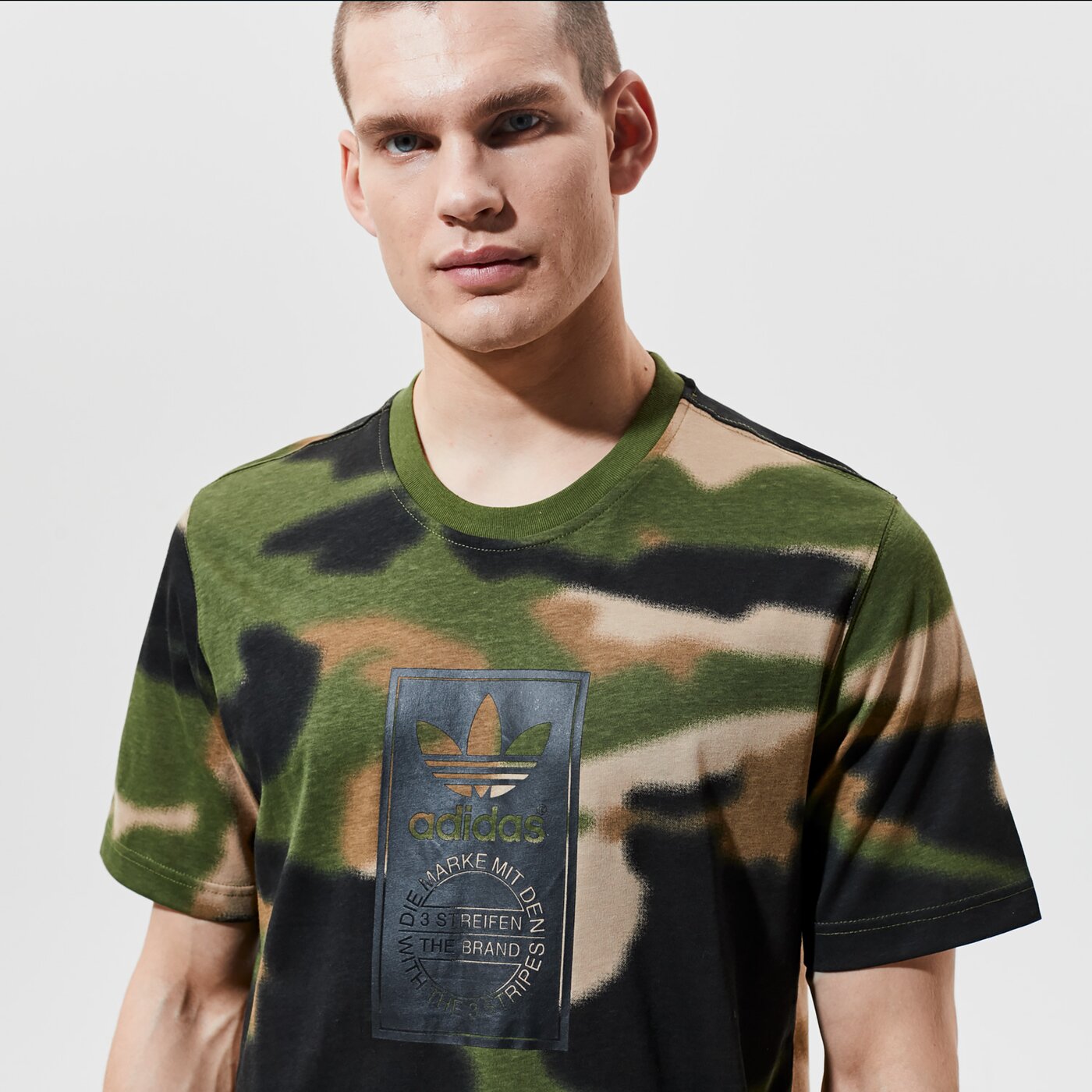 Мъжка тениска ADIDAS ТЕНИСКА CAMO AOP TONGUE gn1863 цвят каки