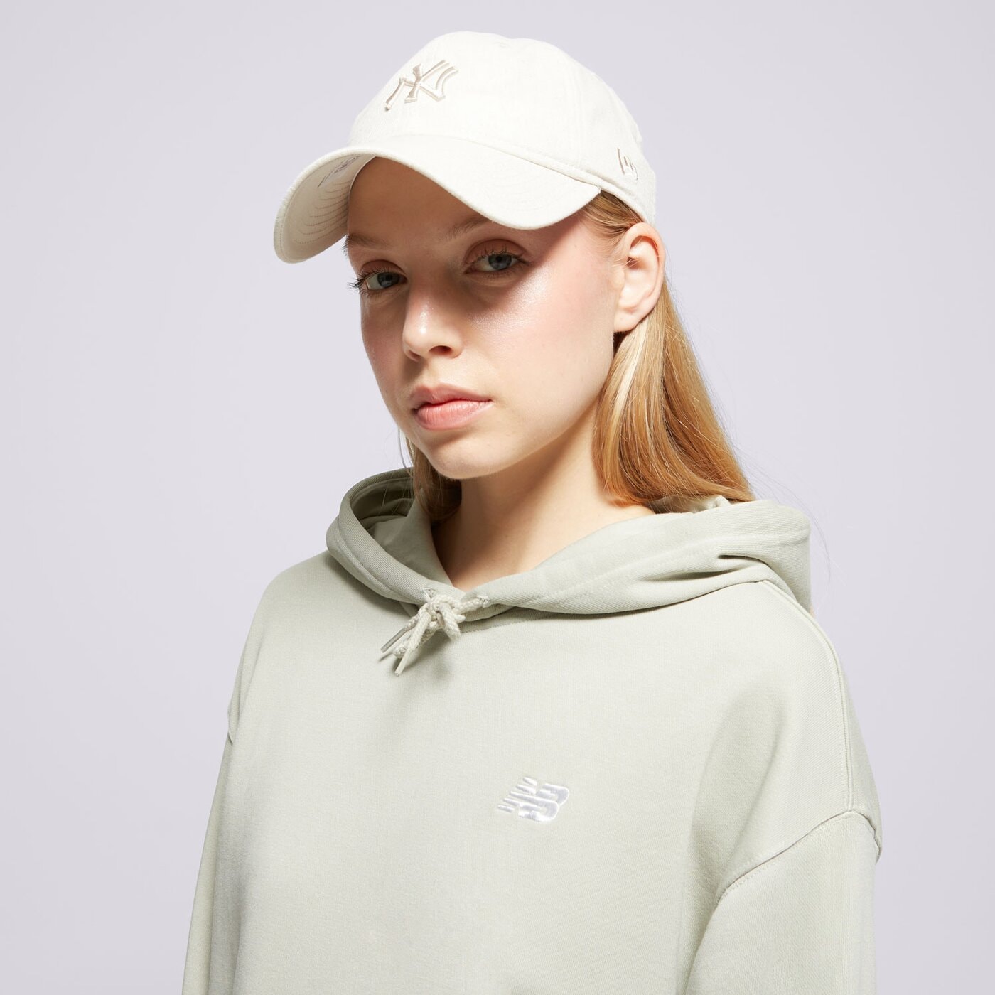 Дамски суичър NEW BALANCE СУИТЧЪР С КАЧУЛКА SPORT ESSENTIALS wt41507ovn цвят зелен