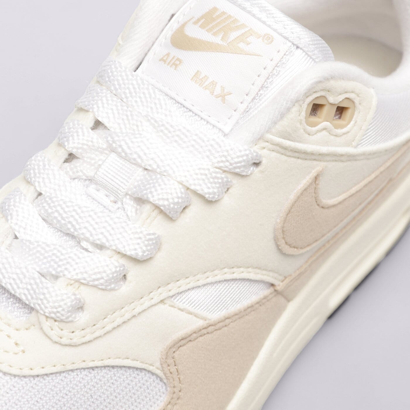 Дамски маратонки NIKE AIR MAX 1 '87 dz2628-101 цвят бежов