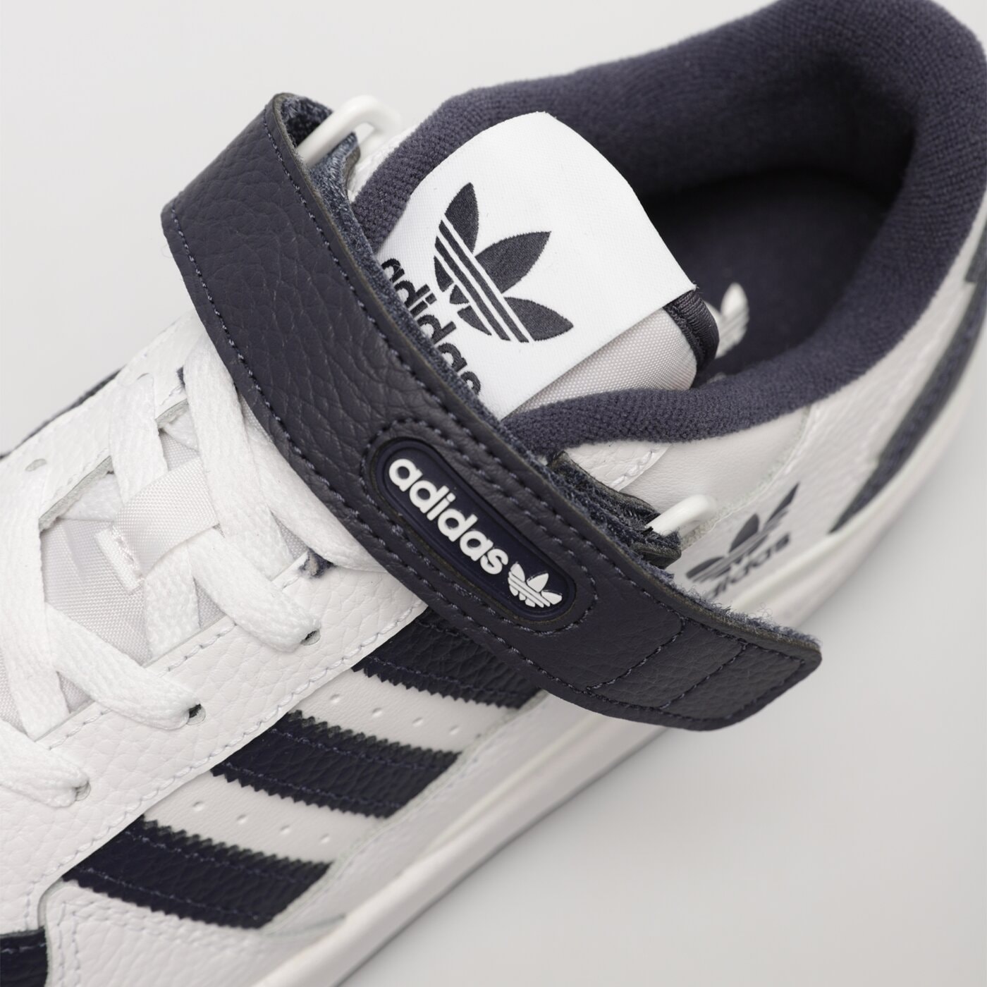 Мъжки маратонки ADIDAS FORUM LOW gy5831 цвят бял