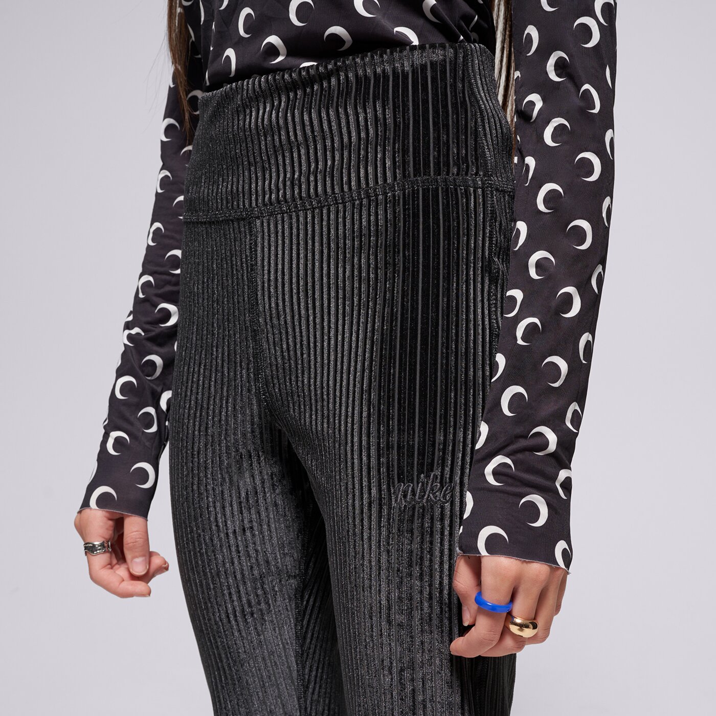 Детски панталони NIKE ПАНТАЛОНИ G NSW TGHT FLARE COZY RIB GIRL hf4387-010 цвят черен