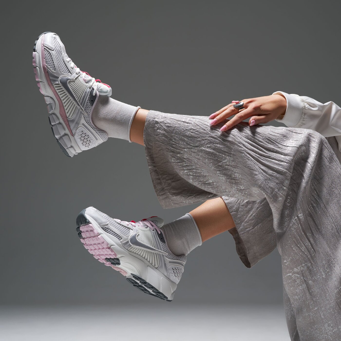 Дамски маратонки NIKE W ZOOM VOMERO 5 GCEL CN  fn3695-001 цвят розов