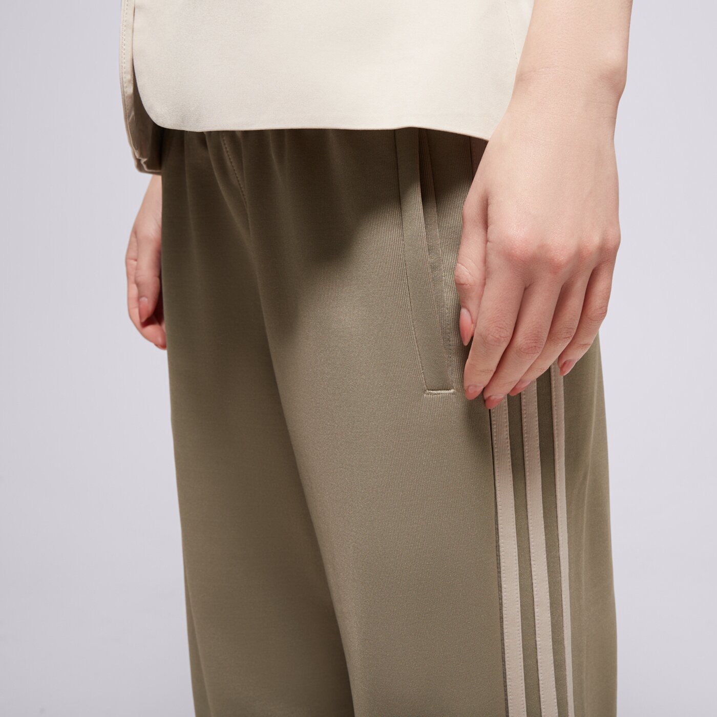 Дамски панталони ADIDAS ПАНТАЛОНИ PANTS ij5227 цвят сив