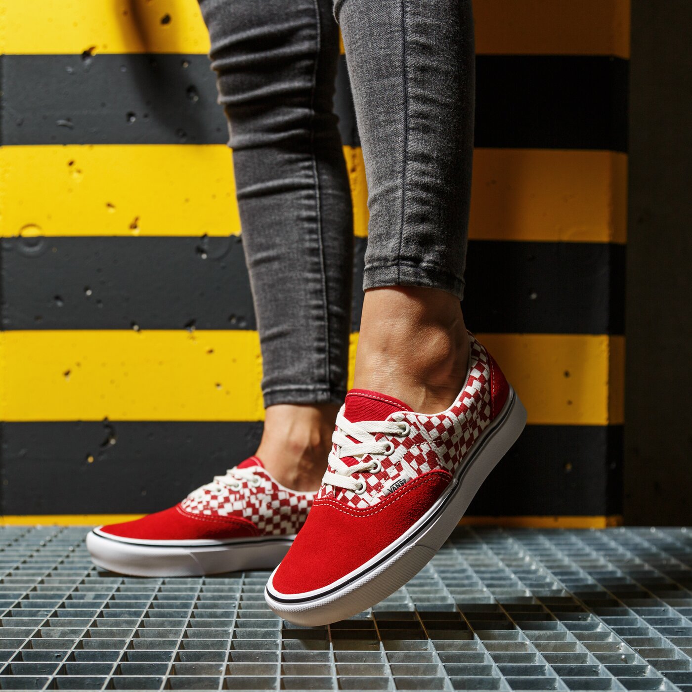 Дамски маратонки VANS UA COMFYCUSH ERA vn0a3wm9v9z1 цвят червен