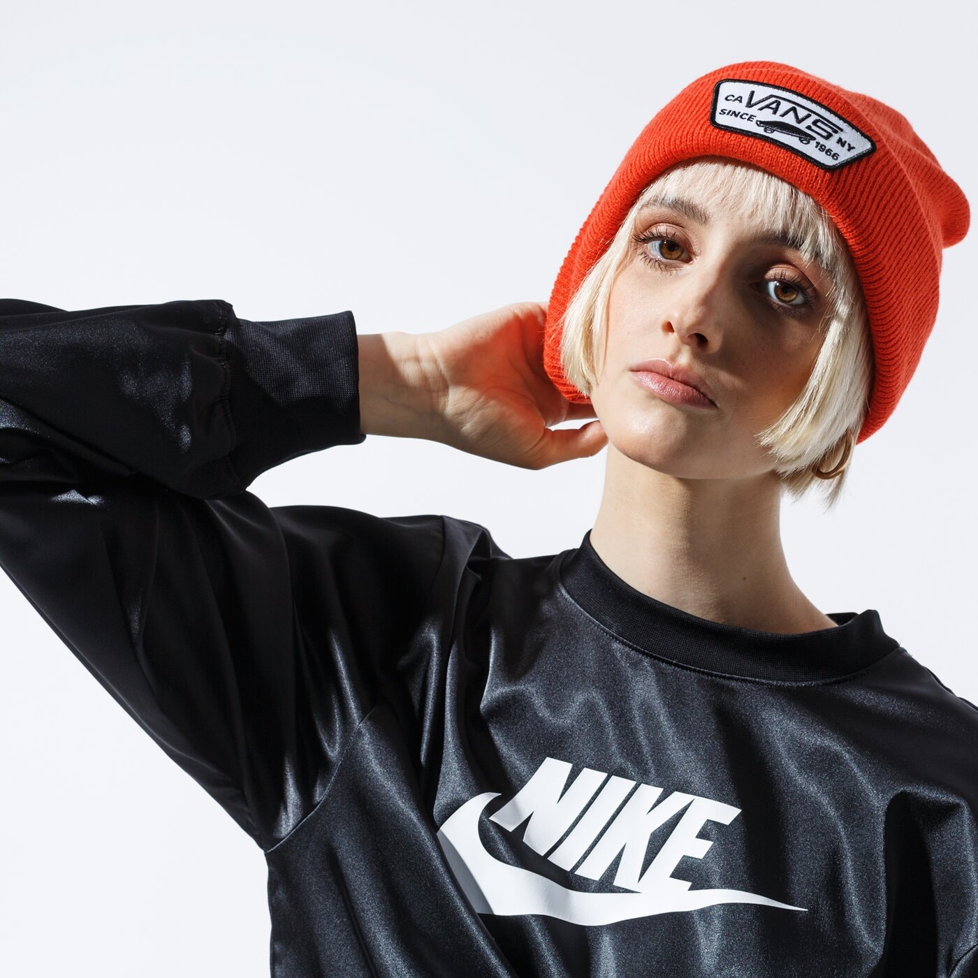 Дамски суичър NIKE СУИТЧЪР W NSW AIR CREW SATIN bv5130-010 цвят черен