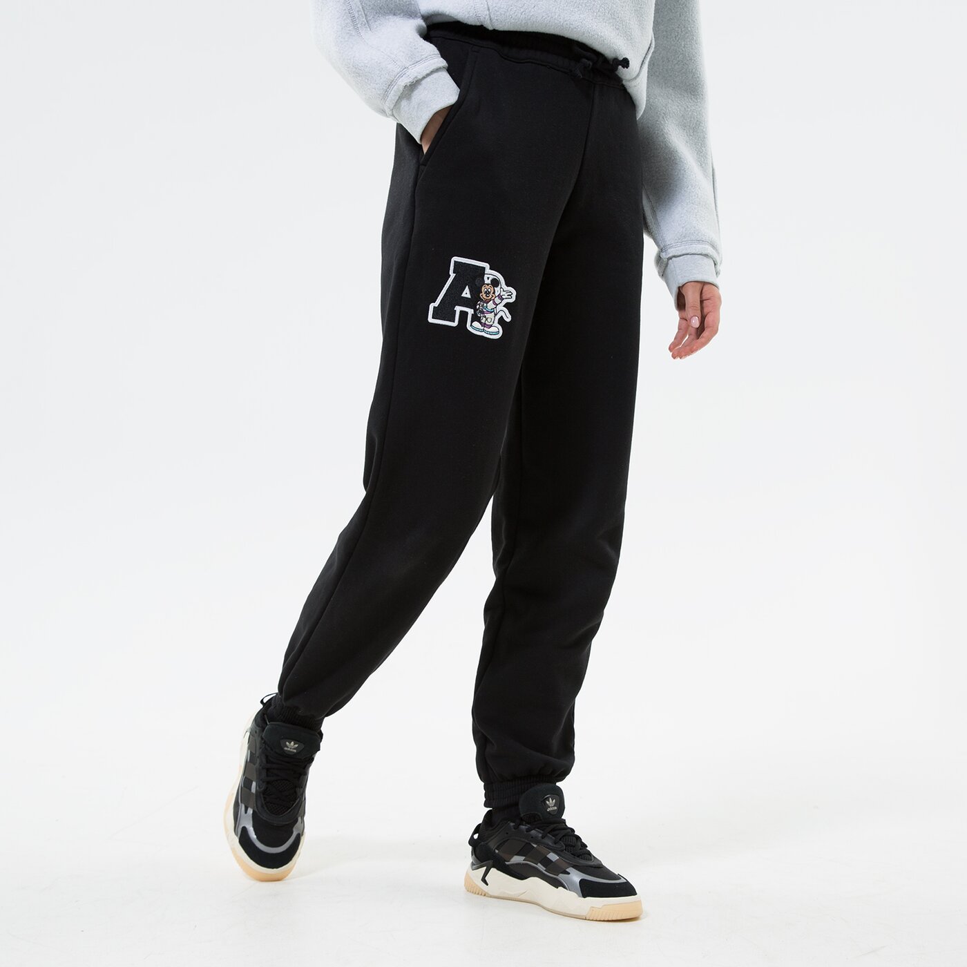 Дамски панталони ADIDAS ПАНТАЛОНИ DISNEY JOGGER hl9084 цвят черен