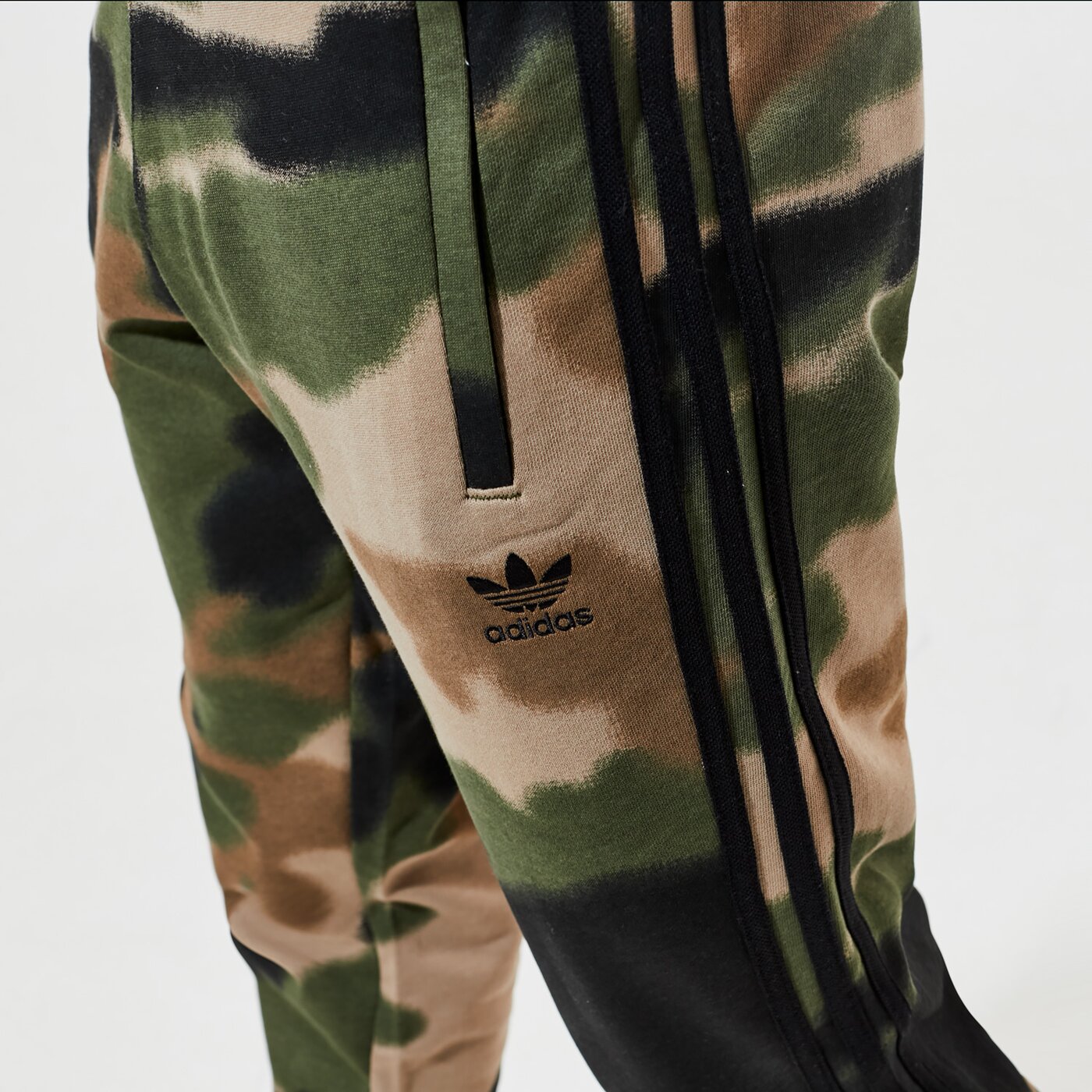 Мъжки панталони ADIDAS ПАНТАЛОНИ CAMO AOP PANT gn1894 цвят каки