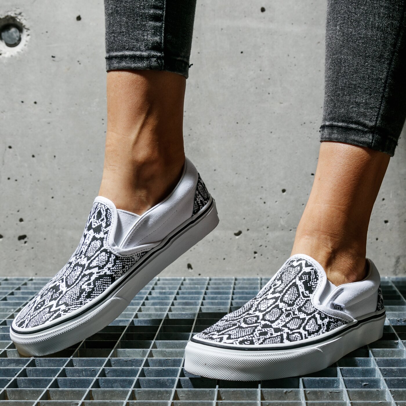 Дамски маратонки VANS UA CLASSIC SLIP-ON vn0a4u38wtq1 цвят бял