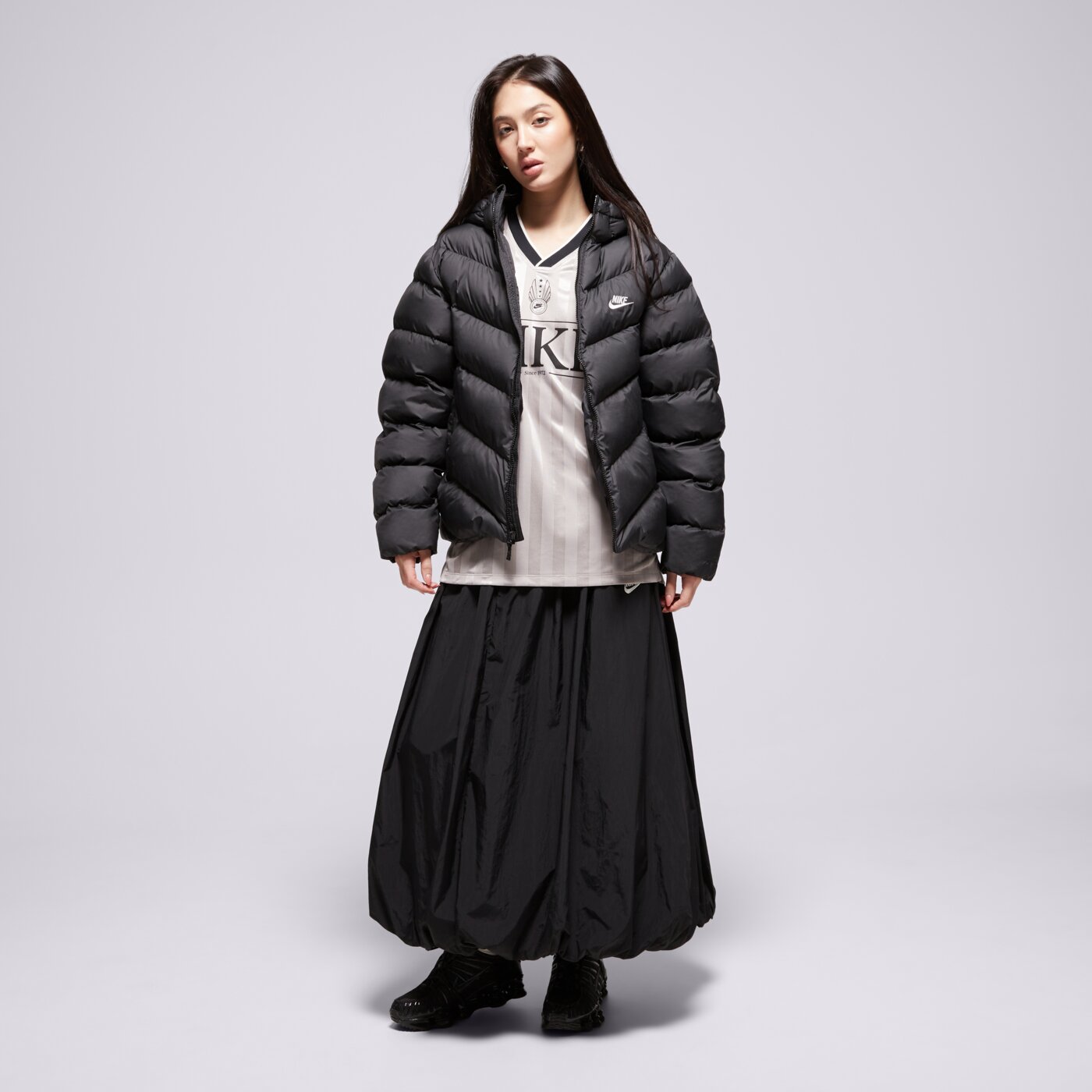 Дамска тениска NIKE ТЕНИСКА W NSW V NECK JERSEY ih8504-009 цвят сив