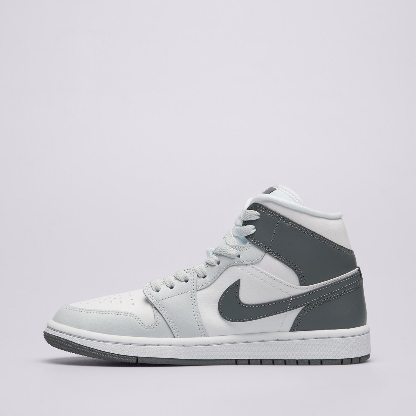 Дамски маратонки WMNS AIR JORDAN 1 MID bq6472-113 цвят бял