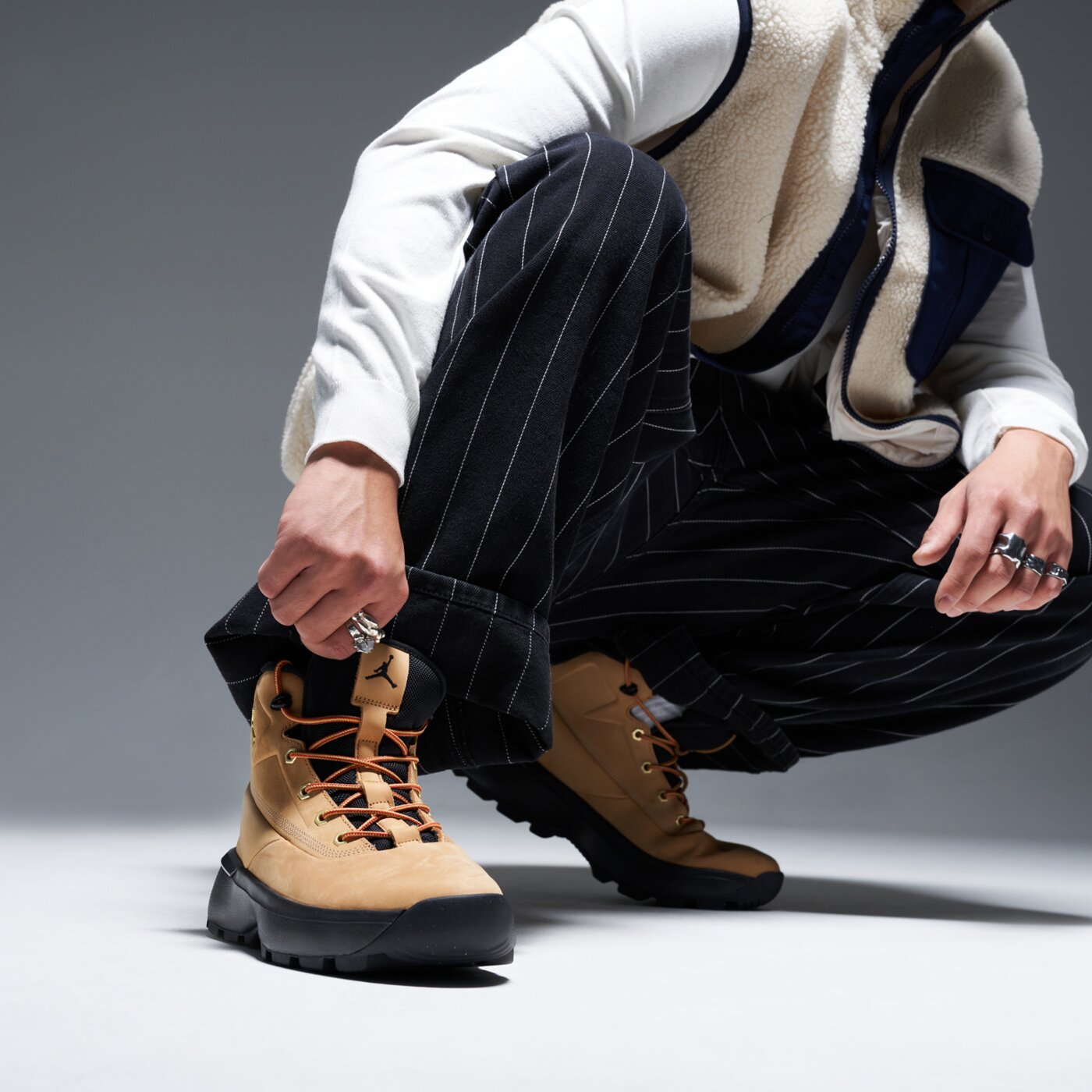 Мъжки зимни обувки JORDAN REMIX hv4580-200 цвят кафяв