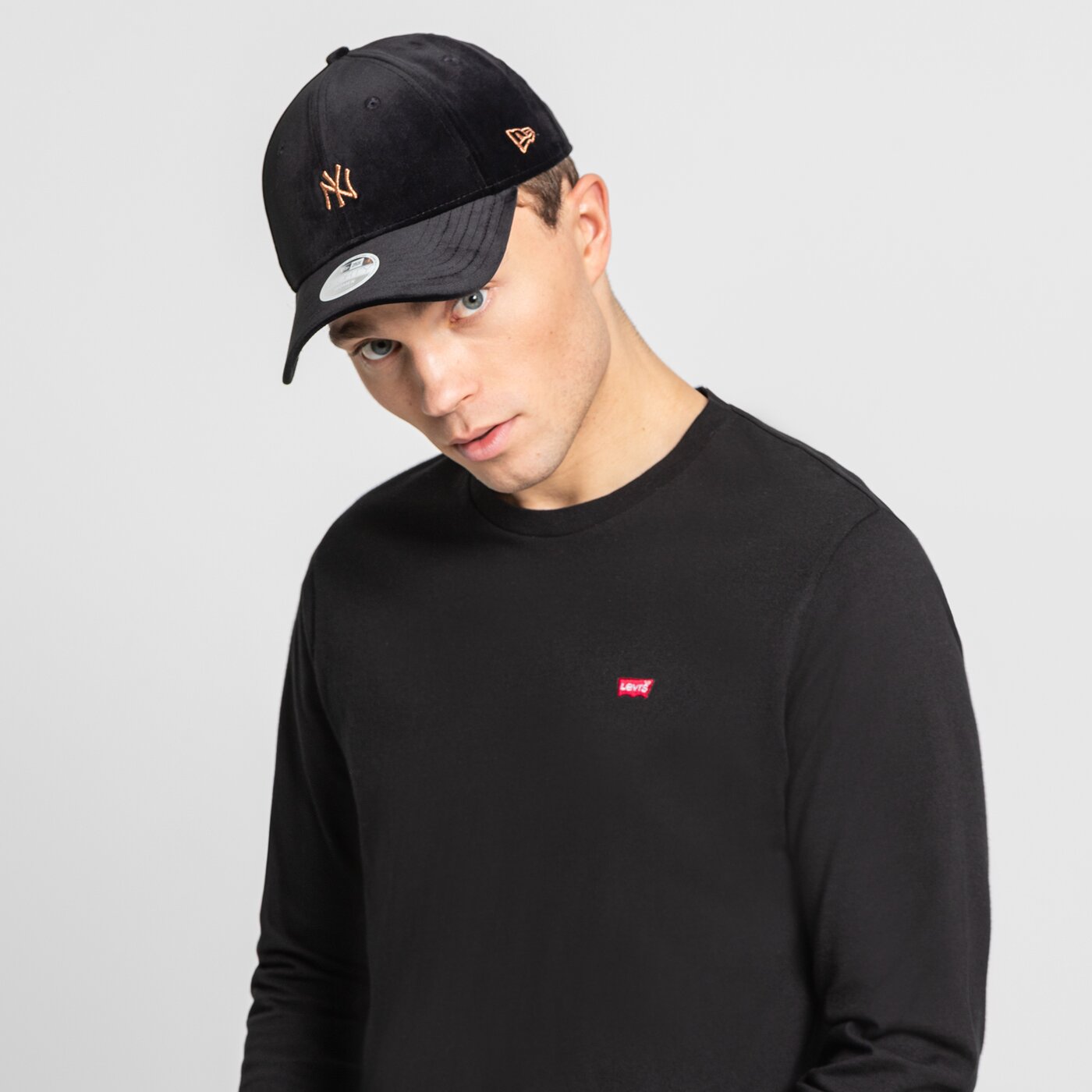 Дамска шапка с козирка NEW ERA ШАПКА WMNS MET VELOUR 940 NYY GRH NEW YORK YANKEES G 60184767 цвят черен