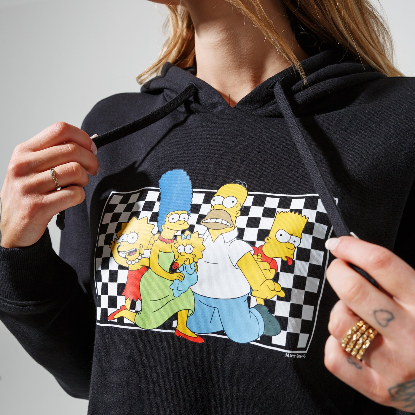 Дамски суичър VANS СУИТЧЪР С КАЧУЛКА VANS X THE SIMPSONS FAMILY FLEECE vn0a4v48zzz цвят черен