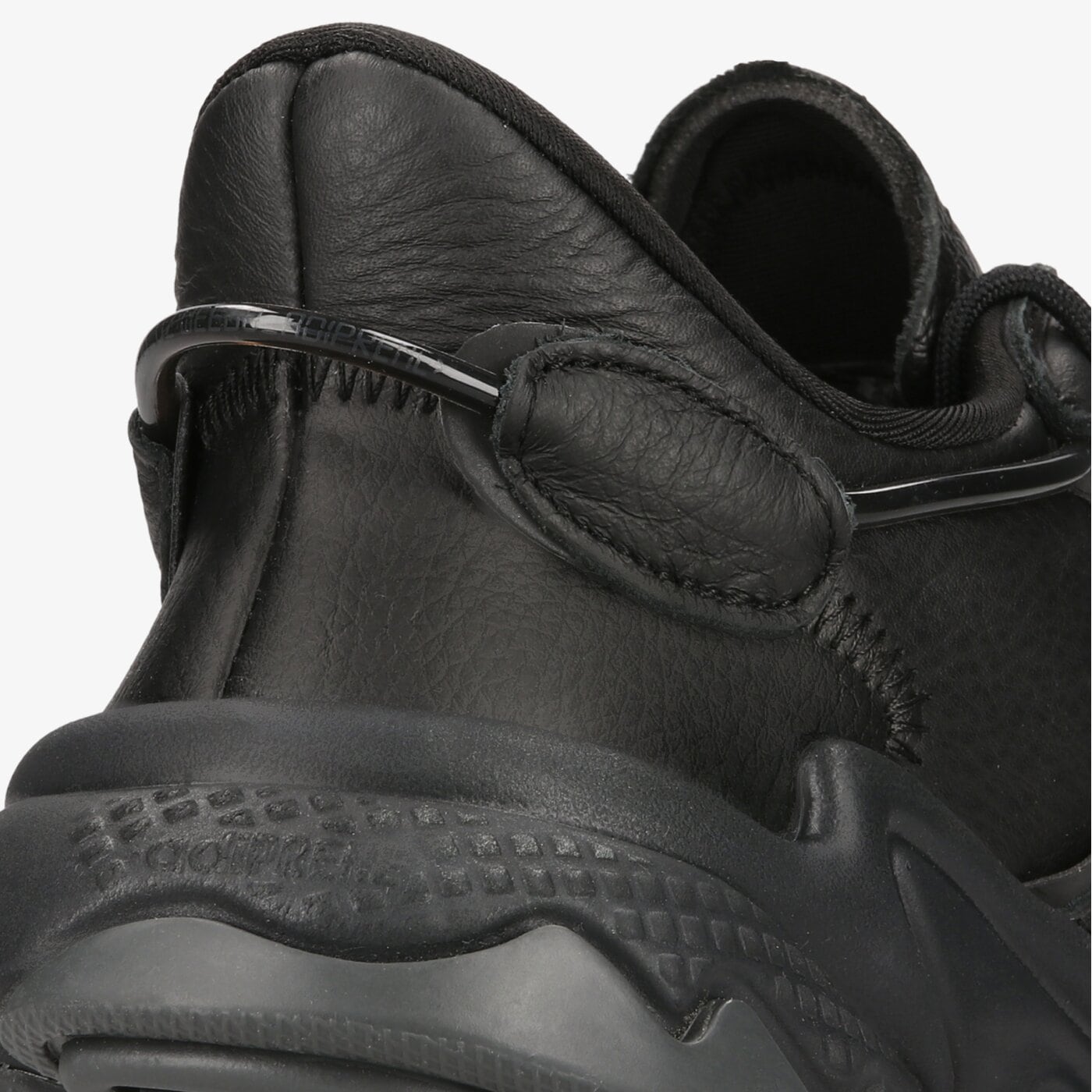 Мъжки маратонки ADIDAS OZWEEGO gw8016 цвят черен