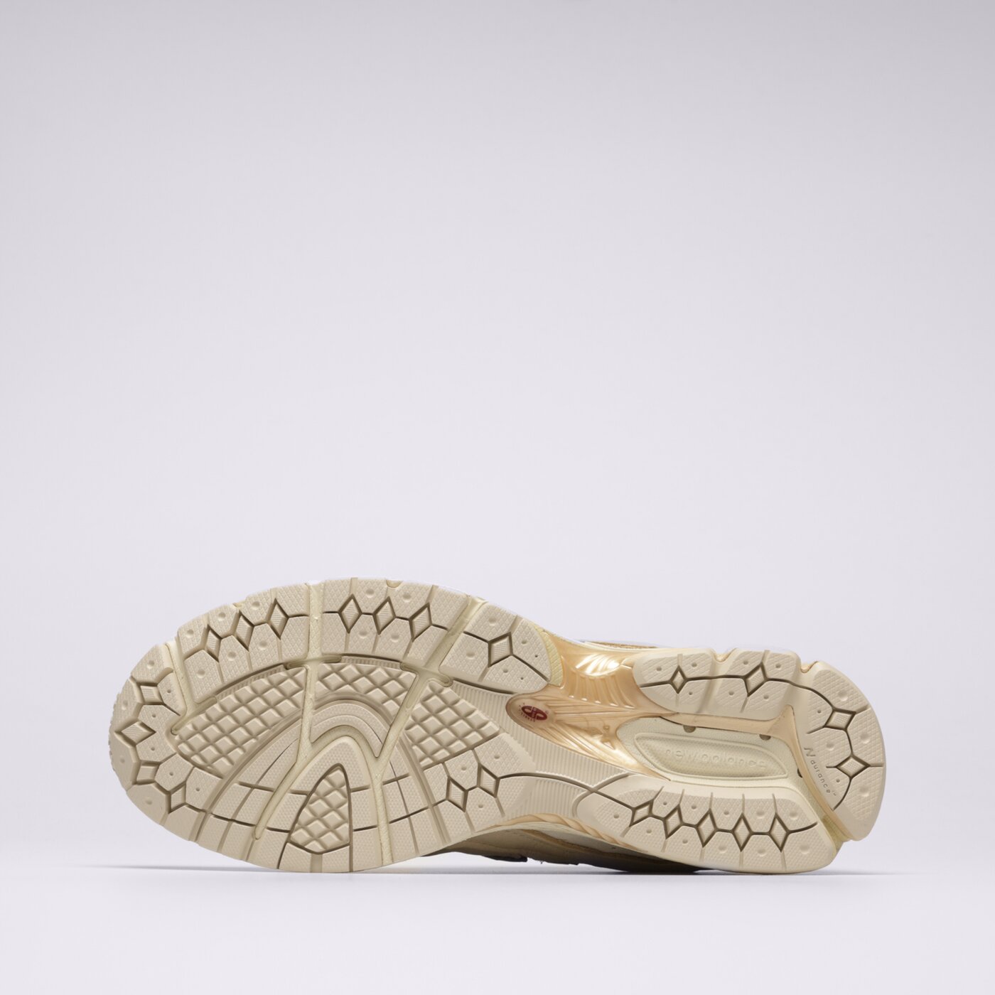 Мъжки маратонки NEW BALANCE 2002R  m2002rdq цвят бежов