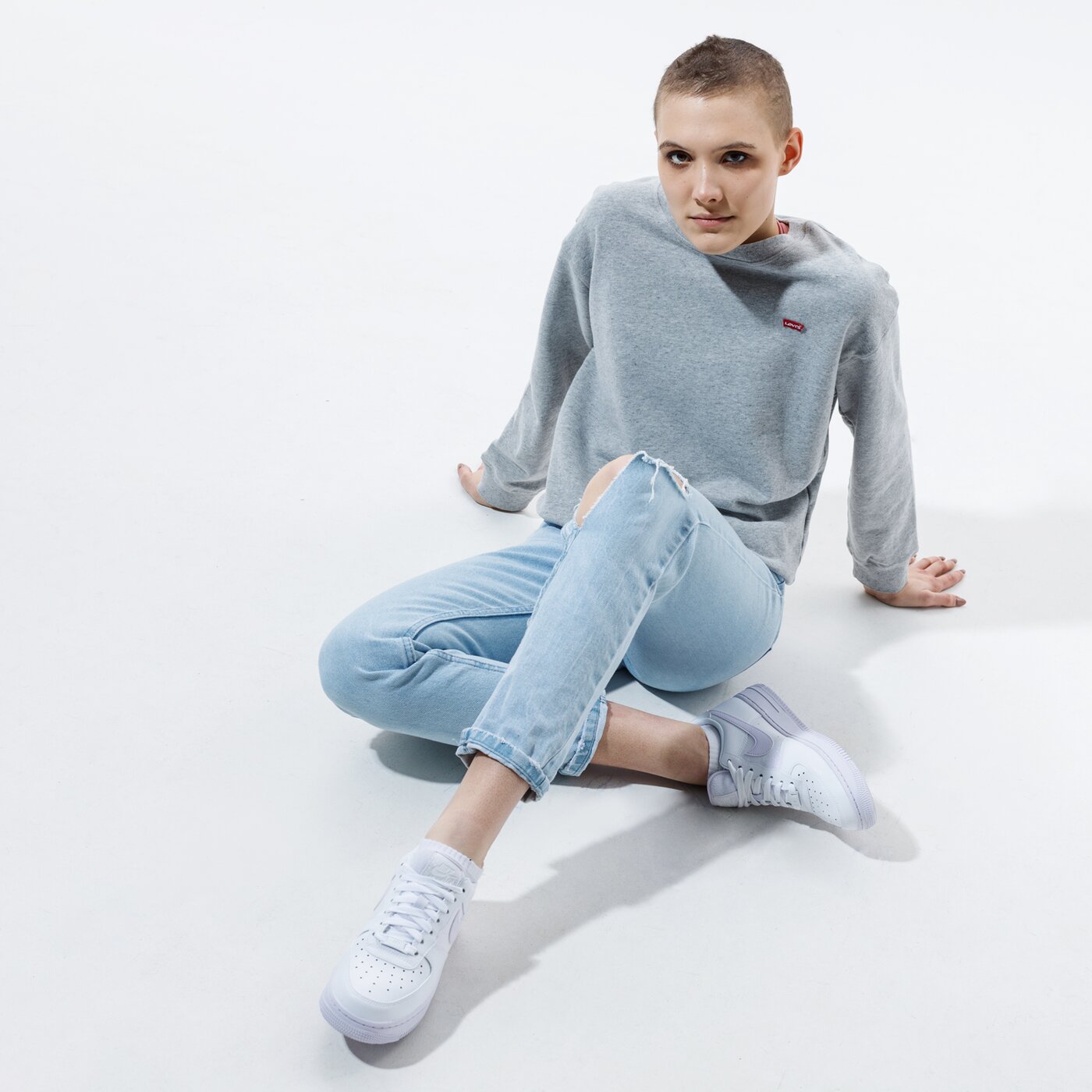 Дамски суичър LEVI'S СУИТЧЪР STANDARD CREW 24688-0000 цвят сив