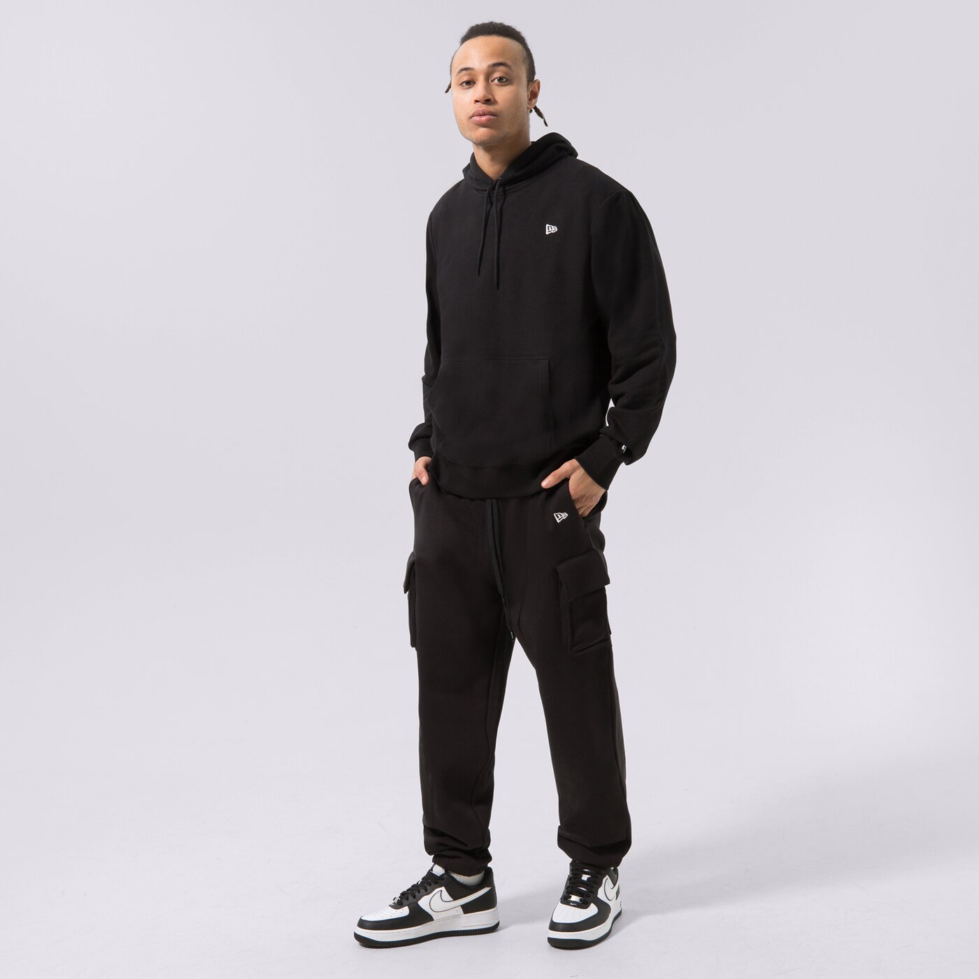 Мъжки суичър NEW ERA СУИТЧЪР С КАЧУЛКА NE ESS FLAG HOODY BLK NEW ERA BLK 12511144 цвят черен
