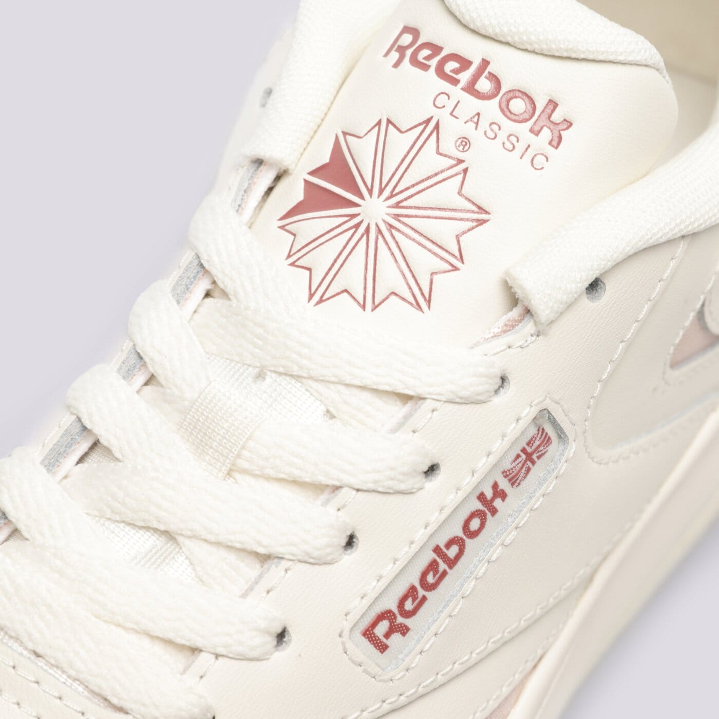 Дамски маратонки REEBOK CLUB C EXTRA 100033105 цвят кремав